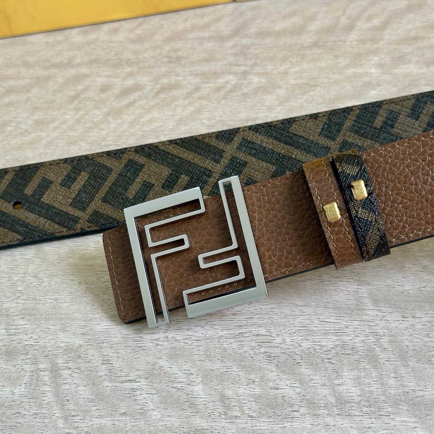 
     FENDI（芬迪）专柜同款 宽4.0CM 双环正反用腰带 FF按钉搭扣 咖啡色Cuoio  