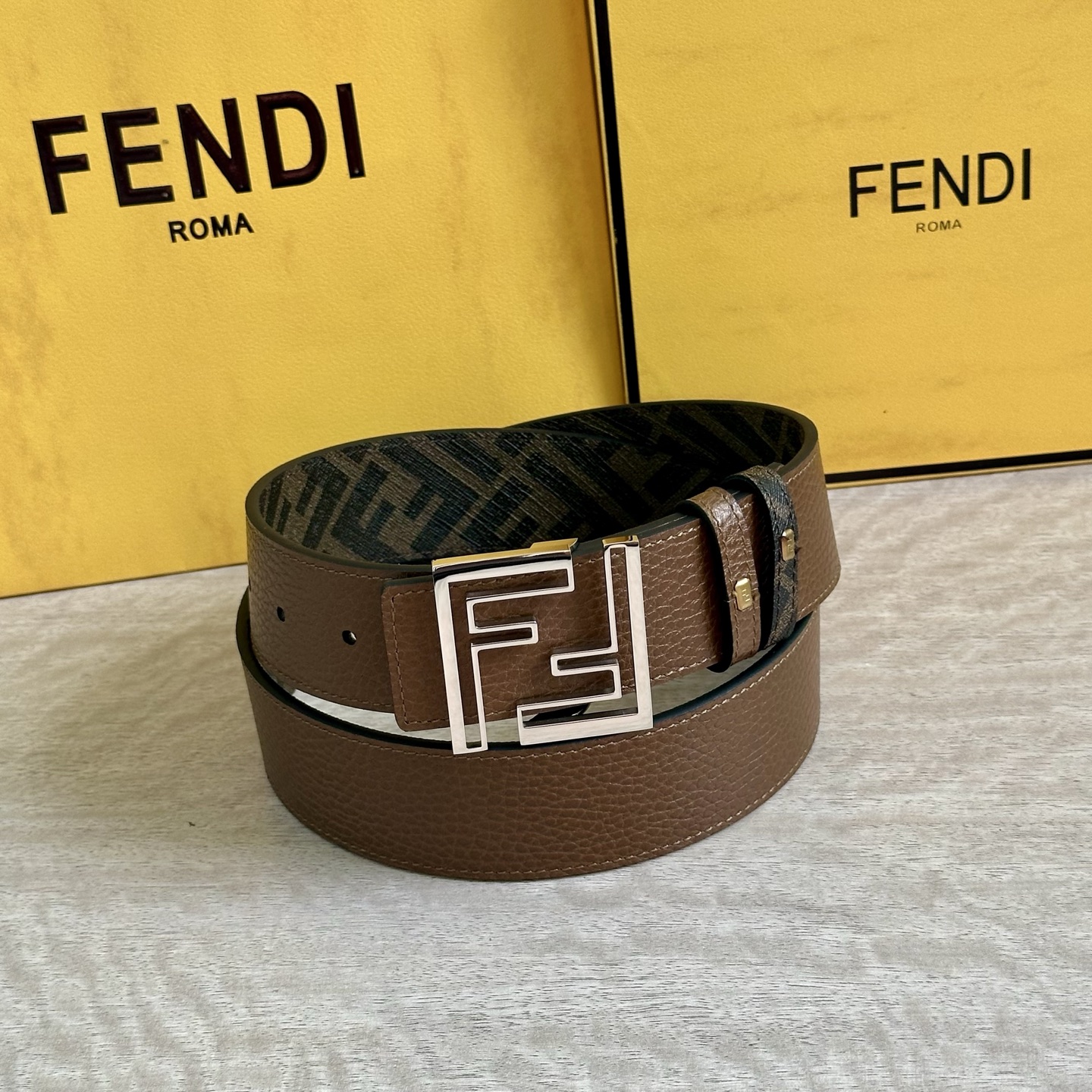 
     FENDI（芬迪）专柜同款 宽4.0CM 双环正反用腰带 FF按钉搭扣 咖啡色Cuoio  