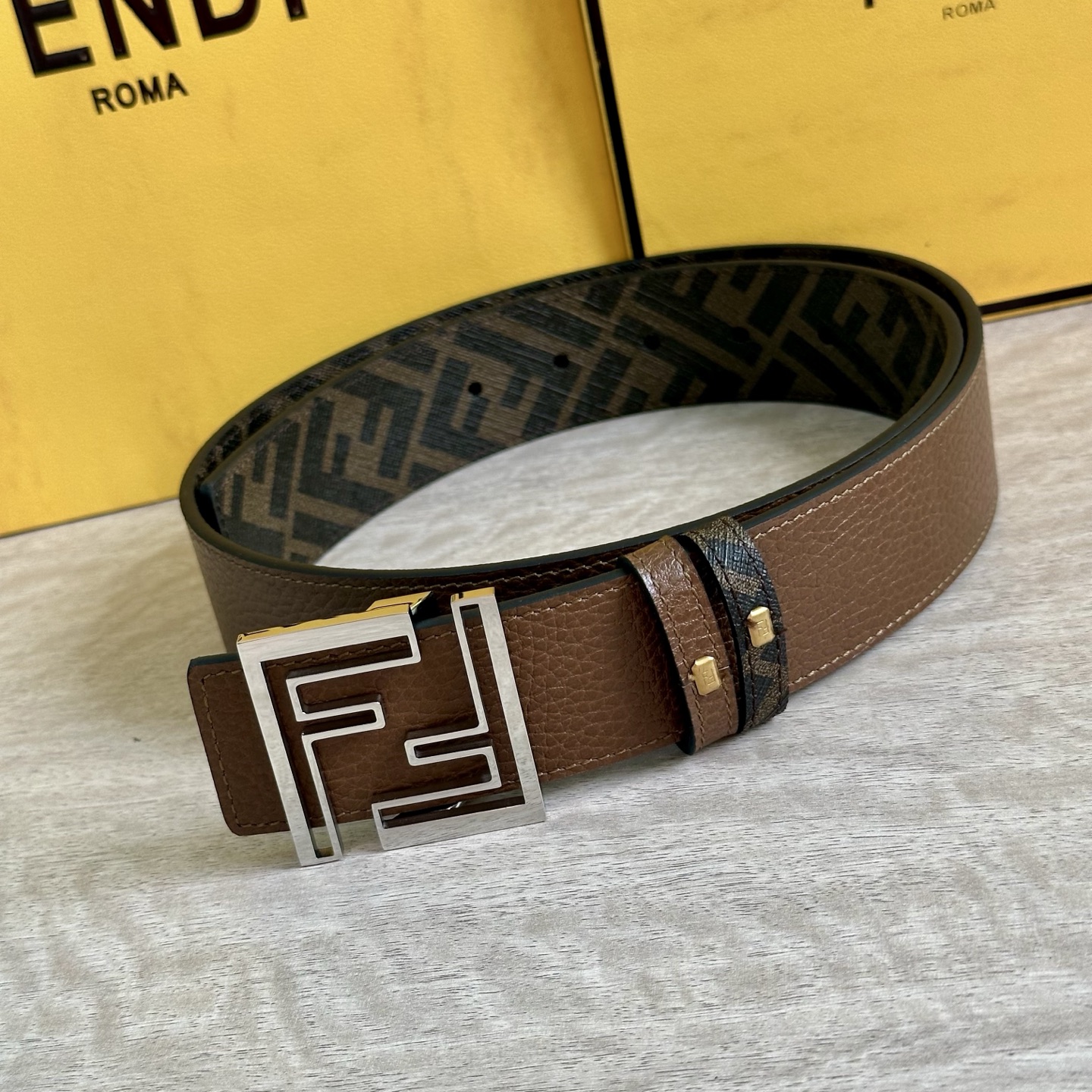 
     FENDI（芬迪）专柜同款 宽4.0CM 双环正反用腰带 FF按钉搭扣 咖啡色Cuoio  