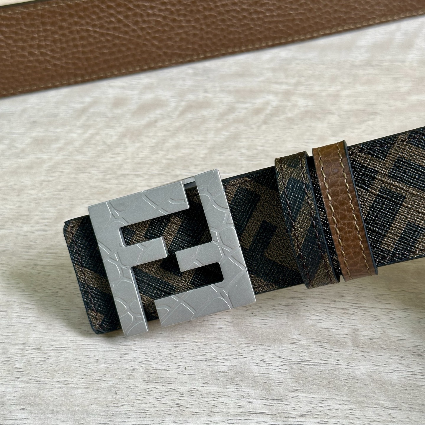
     FENDI（芬迪）专柜同款 宽4.0CM 双环正反用腰带 FF按钉搭扣 咖啡色Cuoio  