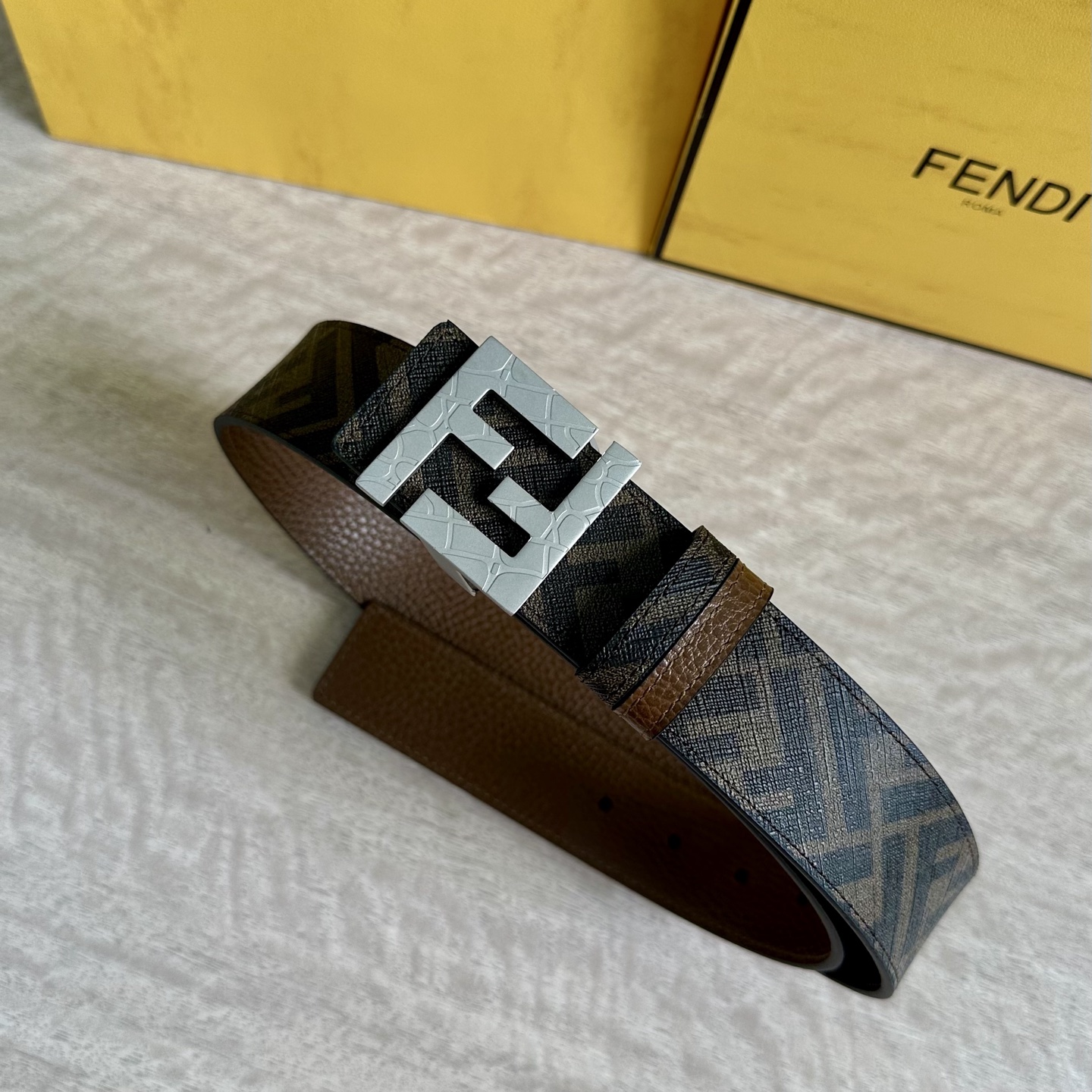 
     FENDI（芬迪）专柜同款 宽4.0CM 双环正反用腰带 FF按钉搭扣 咖啡色Cuoio  