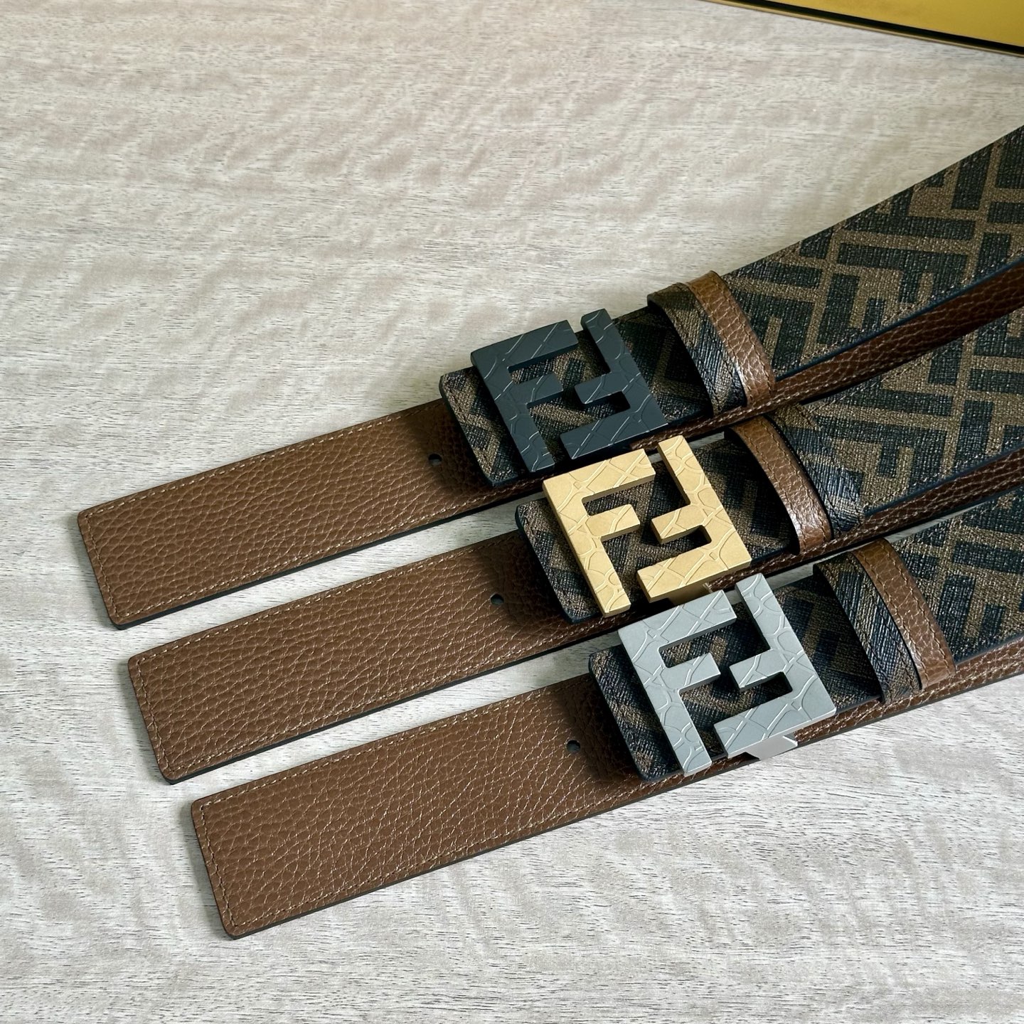 
     FENDI（芬迪）专柜同款 宽4.0CM 双环正反用腰带 FF按钉搭扣 咖啡色Cuoio  