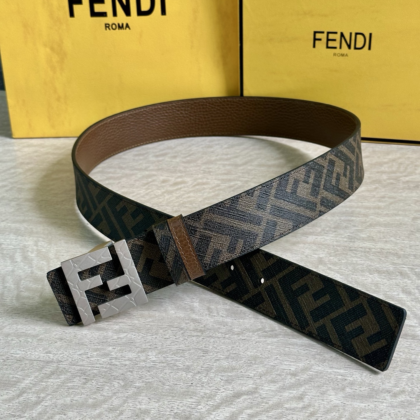 
     FENDI（芬迪）专柜同款 宽4.0CM 双环正反用腰带 FF按钉搭扣 咖啡色Cuoio  