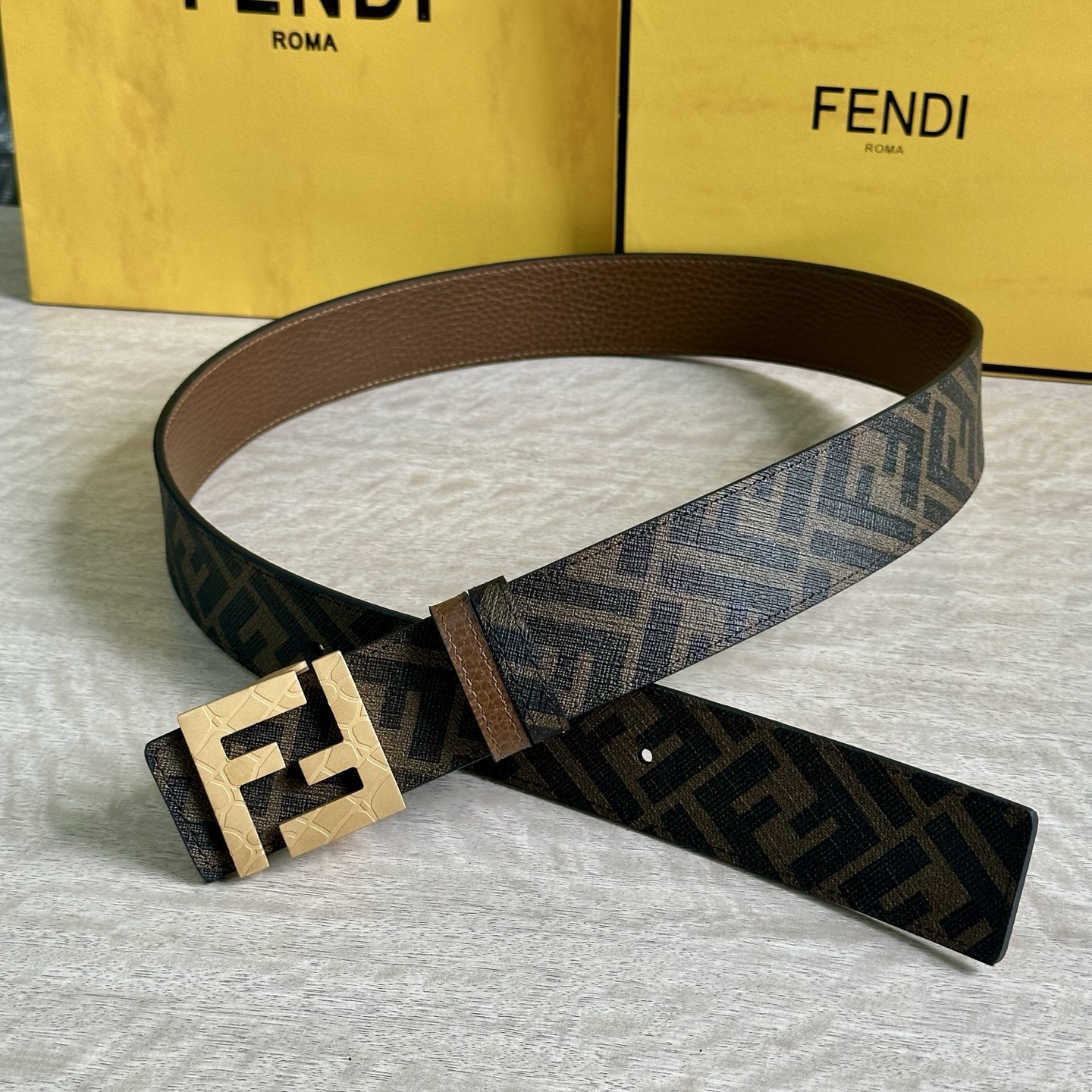 
     FENDI（芬迪）专柜同款 宽4.0CM 双环正反用腰带 FF按钉搭扣 咖啡色Cuoio  