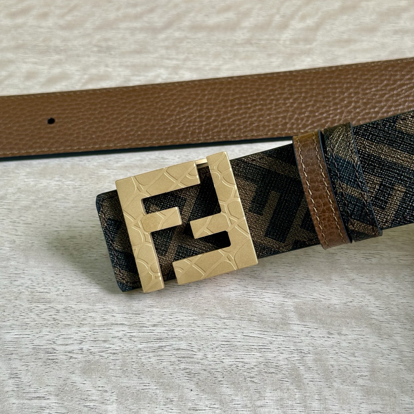 
     FENDI（芬迪）专柜同款 宽4.0CM 双环正反用腰带 FF按钉搭扣 咖啡色Cuoio  