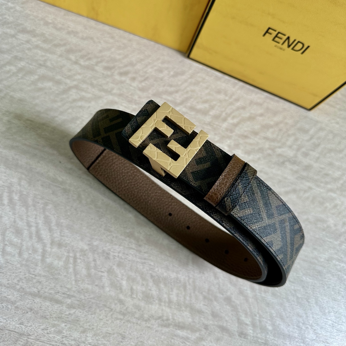 
     FENDI（芬迪）专柜同款 宽4.0CM 双环正反用腰带 FF按钉搭扣 咖啡色Cuoio  