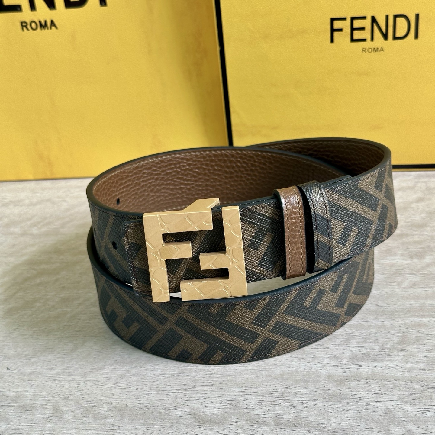 
     FENDI（芬迪）专柜同款 宽4.0CM 双环正反用腰带 FF按钉搭扣 咖啡色Cuoio  