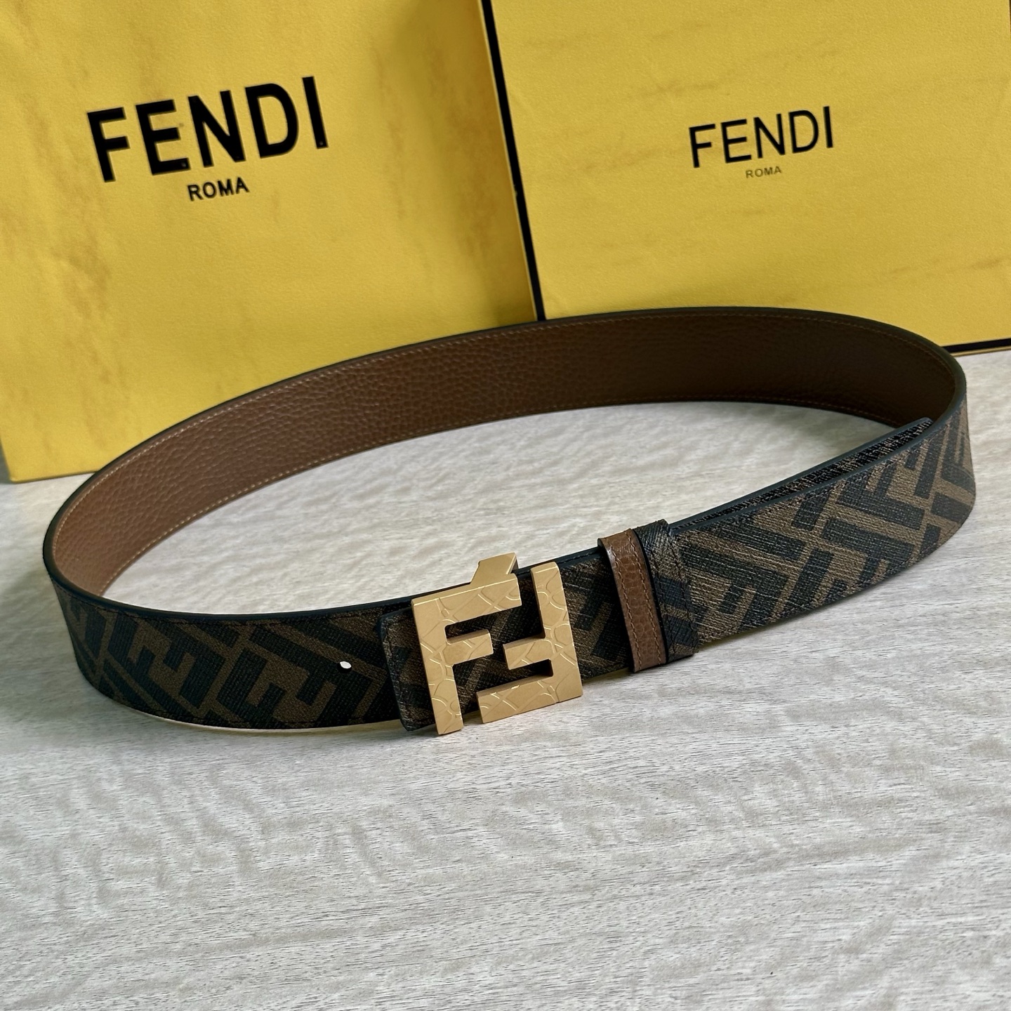 
     FENDI（芬迪）专柜同款 宽4.0CM 双环正反用腰带 FF按钉搭扣 咖啡色Cuoio  