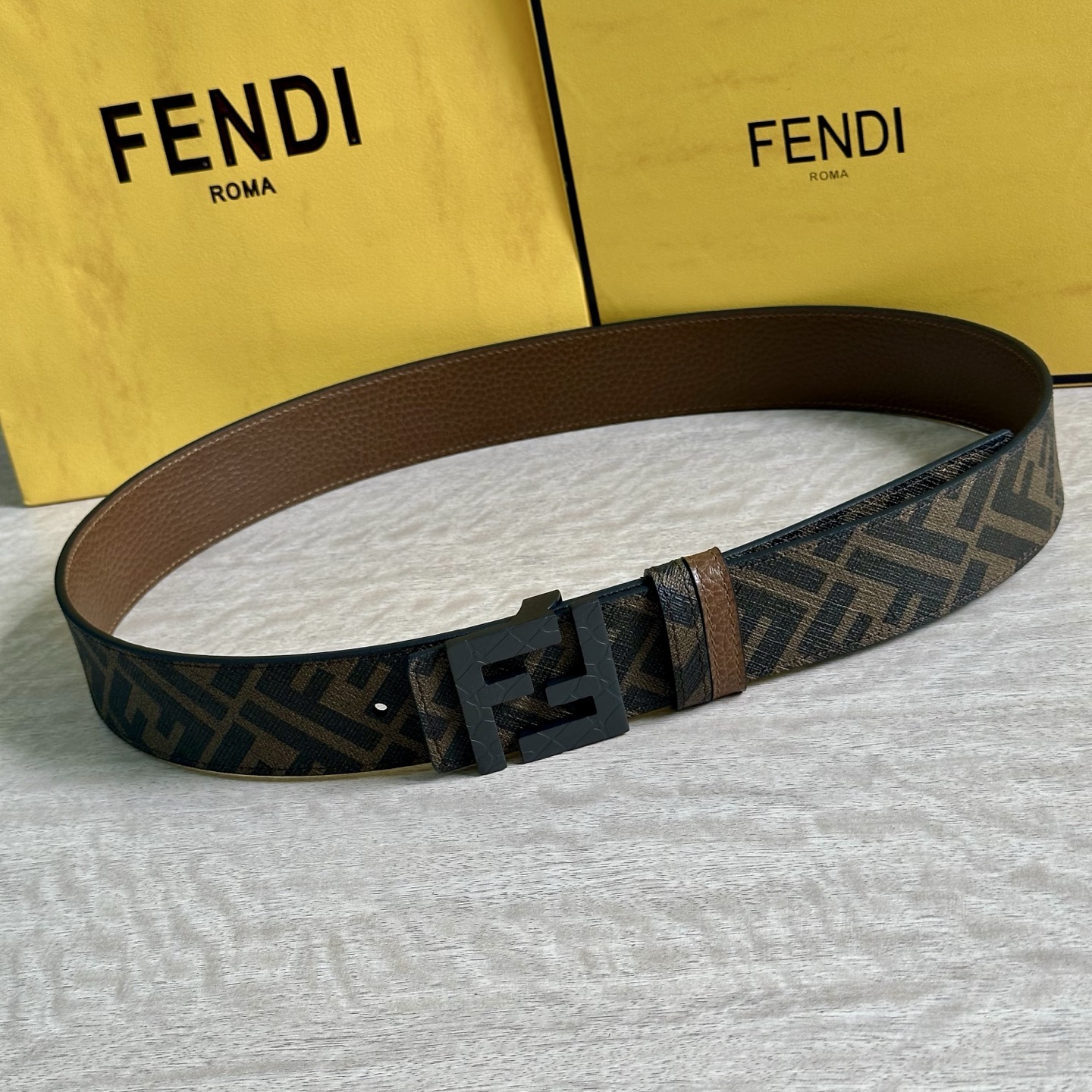 
     FENDI（芬迪）专柜同款 宽4.0CM 双环正反用腰带 FF按钉搭扣 咖啡色Cuoio  