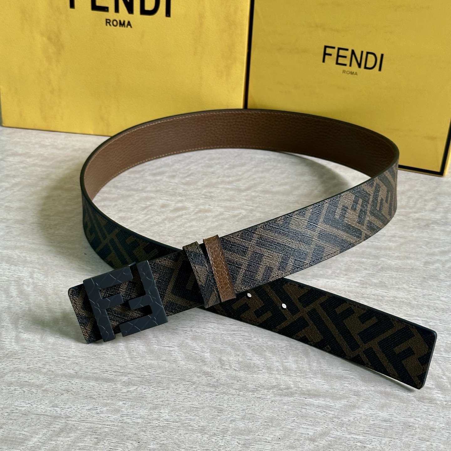 
     FENDI（芬迪）专柜同款 宽4.0CM 双环正反用腰带 FF按钉搭扣 咖啡色Cuoio  