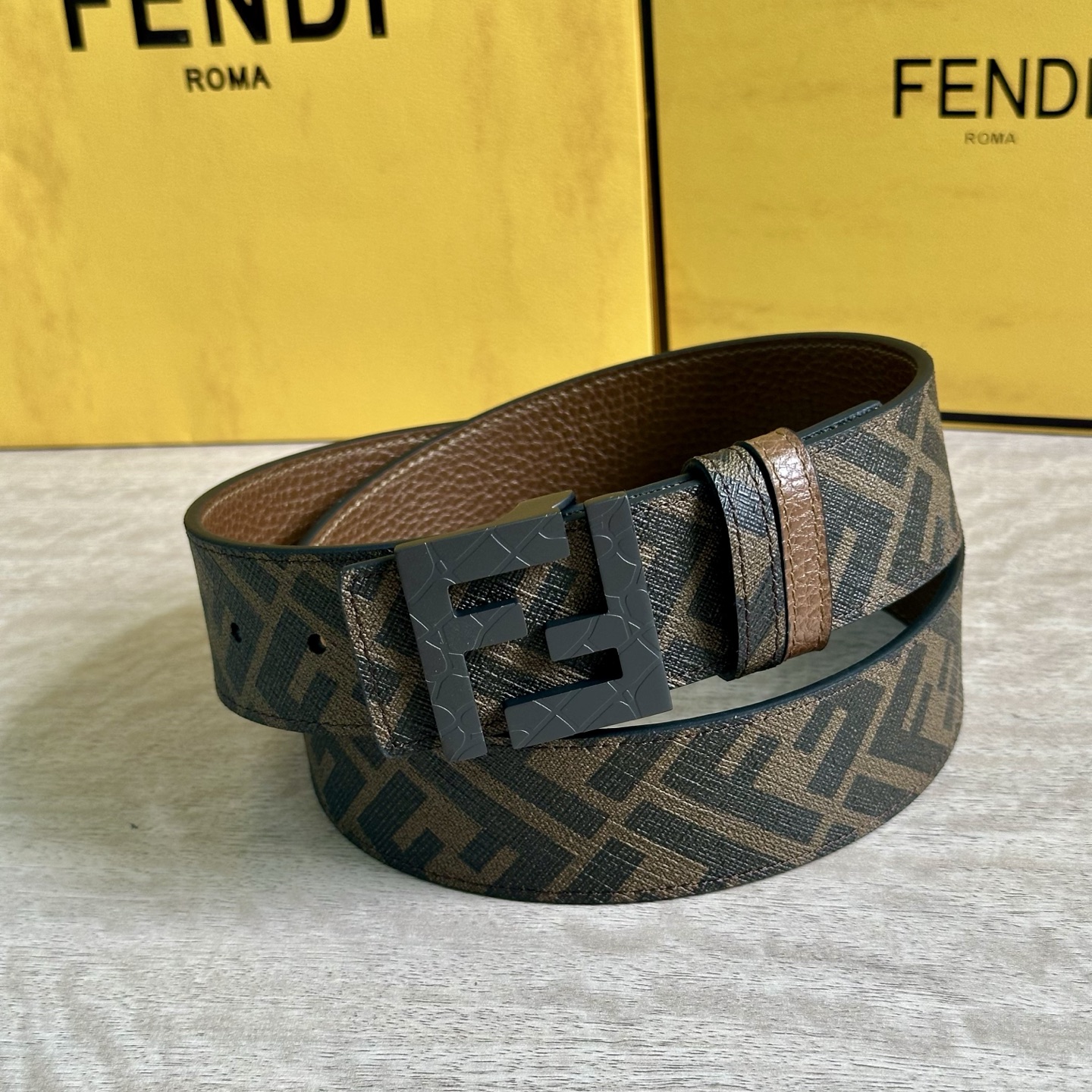 
     FENDI（芬迪）专柜同款 宽4.0CM 双环正反用腰带 FF按钉搭扣 咖啡色Cuoio  