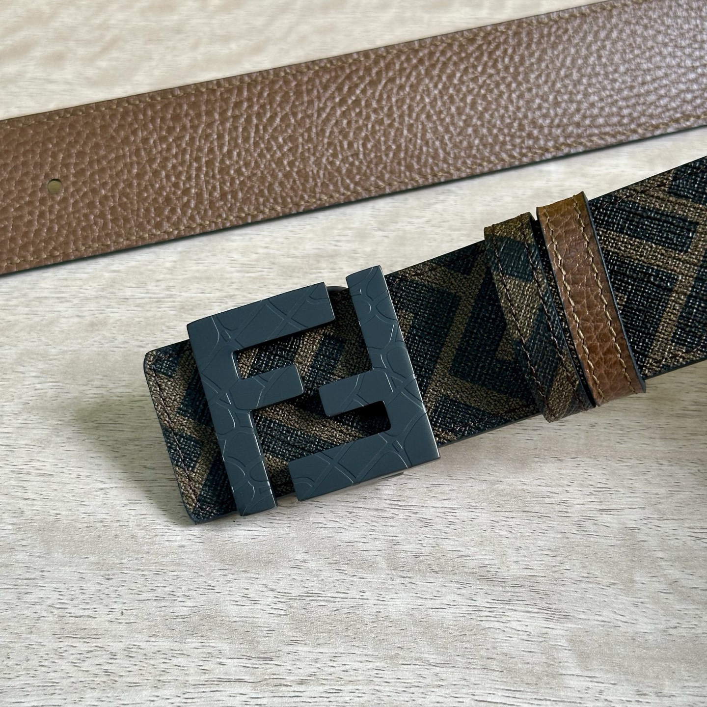 
     FENDI（芬迪）专柜同款 宽4.0CM 双环正反用腰带 FF按钉搭扣 咖啡色Cuoio  