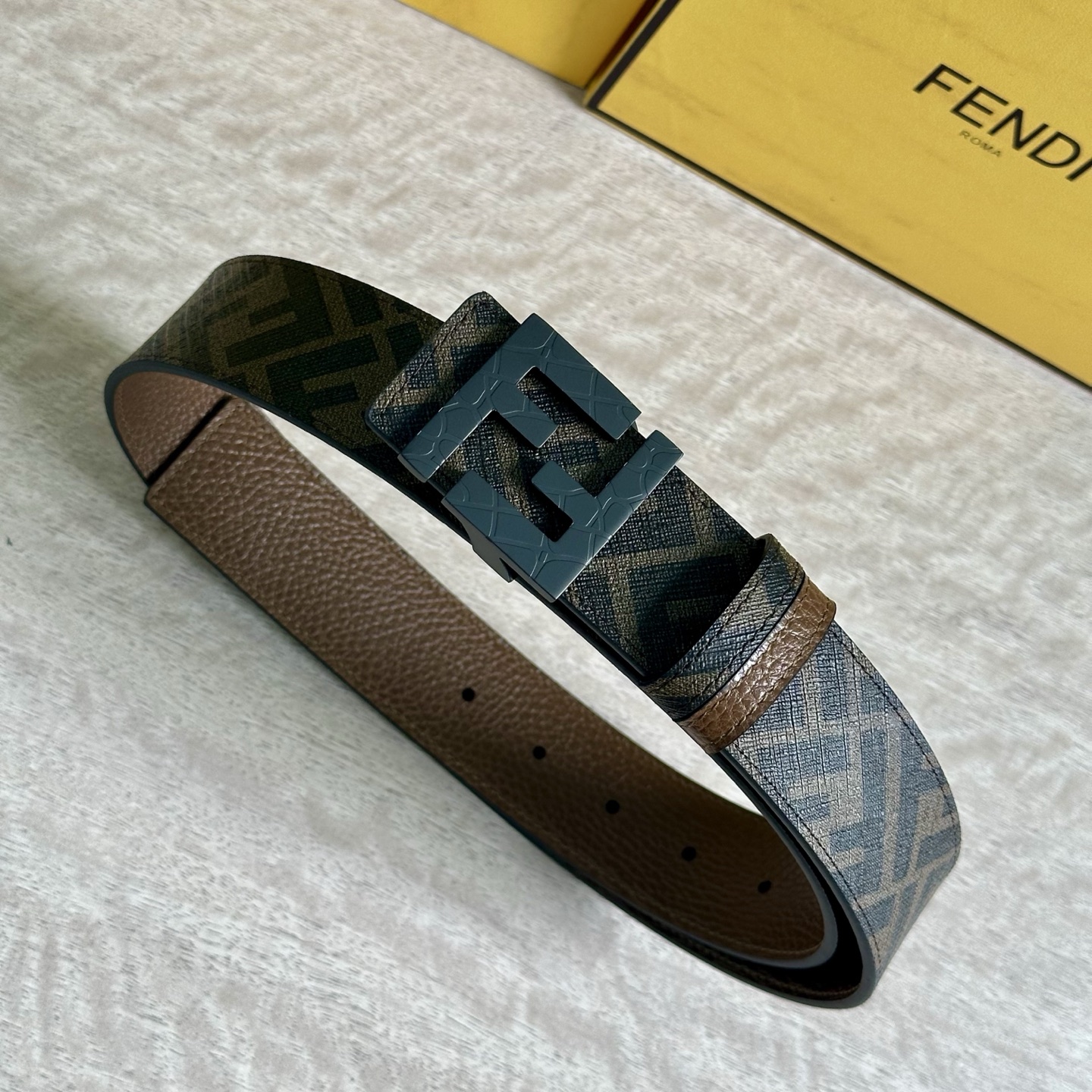
     FENDI（芬迪）专柜同款 宽4.0CM 双环正反用腰带 FF按钉搭扣 咖啡色Cuoio  