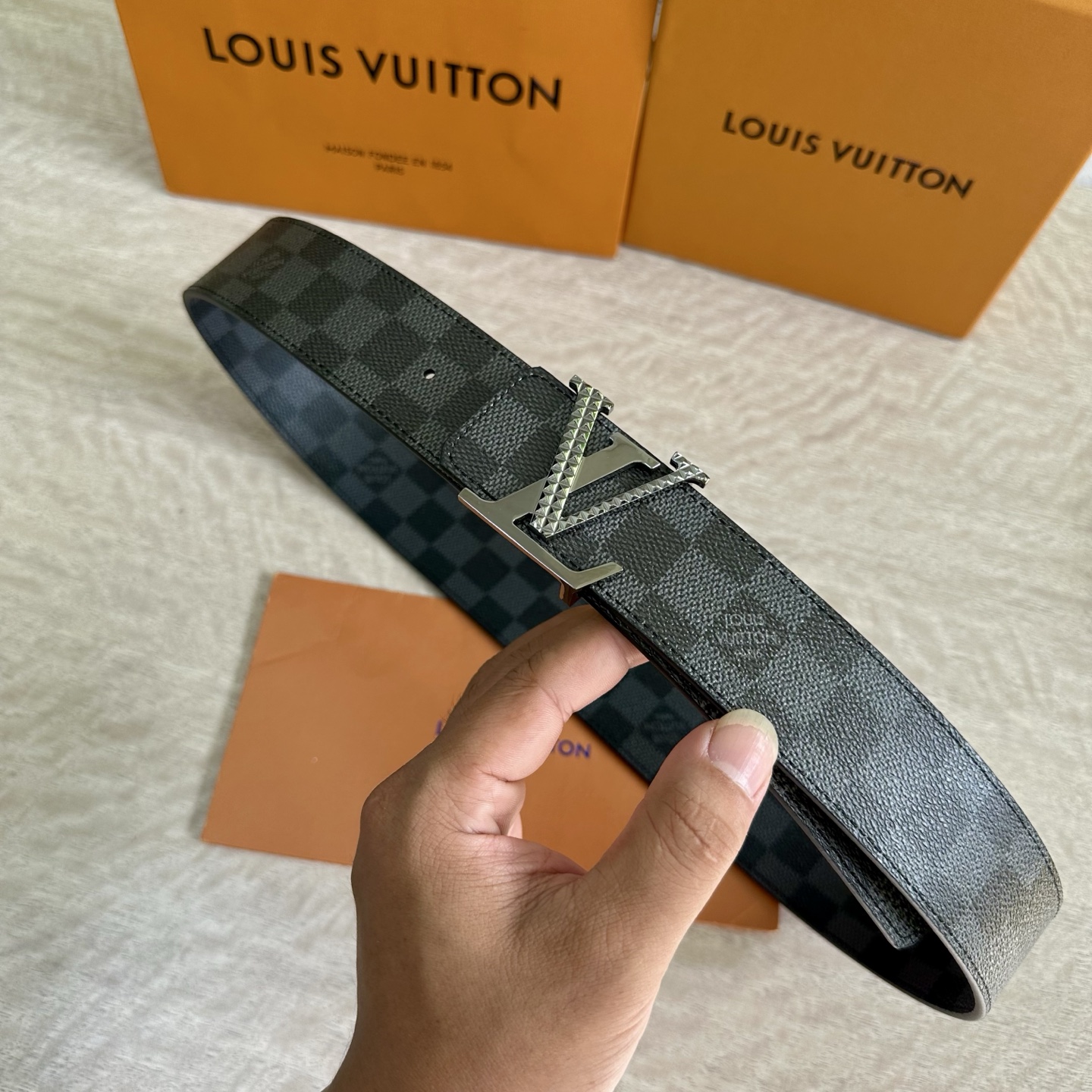 
LV 宽4.0cm 双面腰带将两式经典融于一处。Monogram 印花瞩目放大，与焕新 Monogra