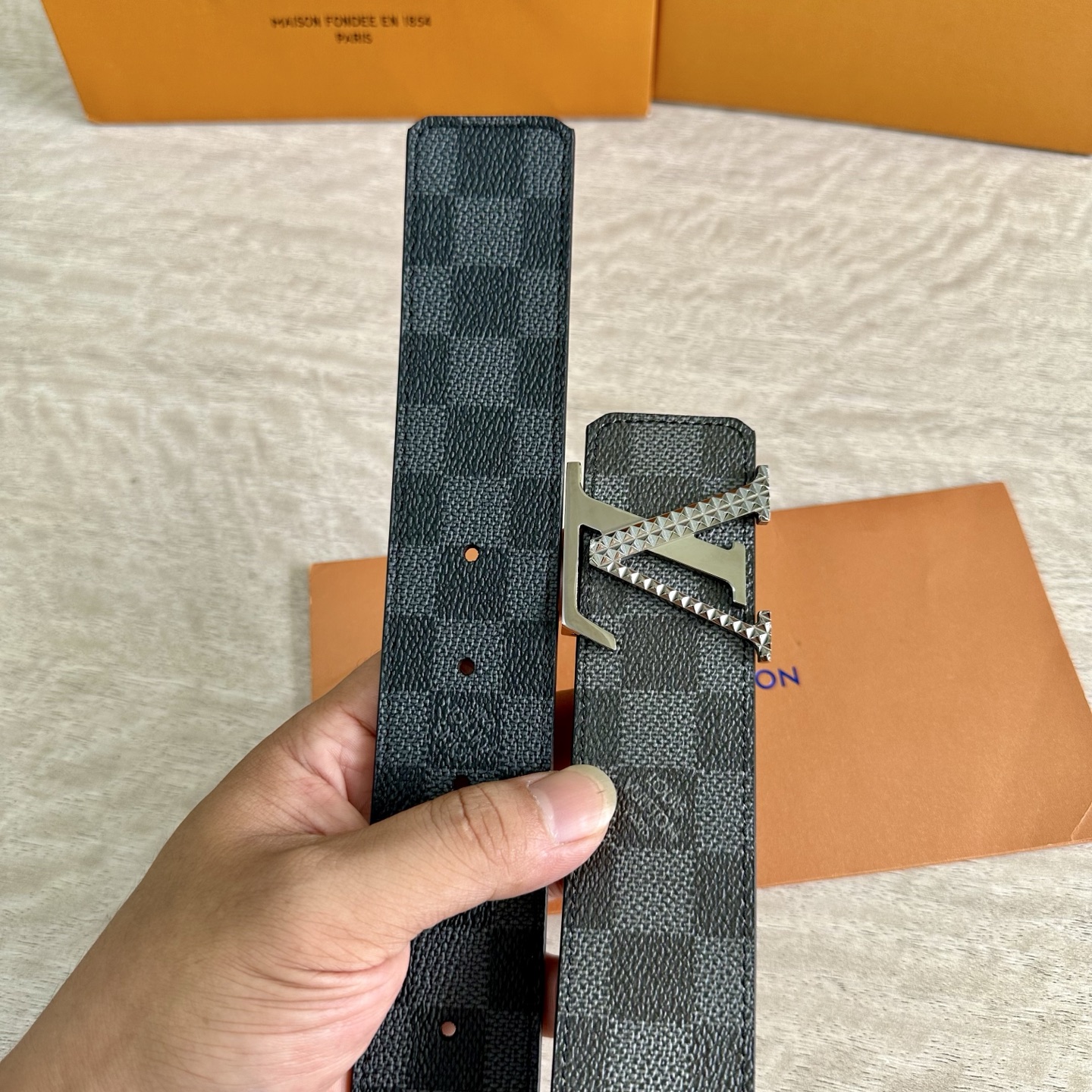 
LV 宽4.0cm 双面腰带将两式经典融于一处。Monogram 印花瞩目放大，与焕新 Monogra