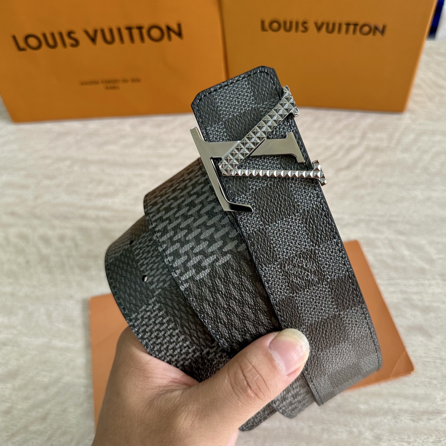 
LV 宽4.0cm 双面腰带将两式经典融于一处。Monogram 印花瞩目放大，与焕新 Monogra