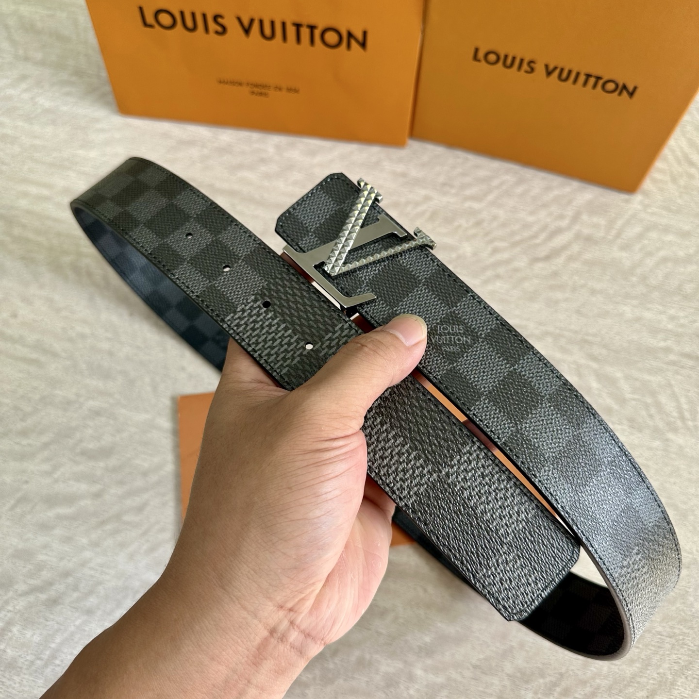 
LV 宽4.0cm 双面腰带将两式经典融于一处。Monogram 印花瞩目放大，与焕新 Monogra