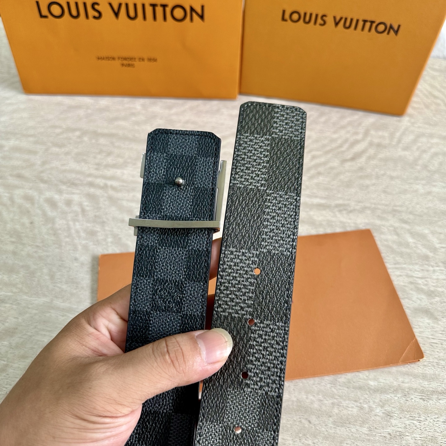 
LV 宽4.0cm 双面腰带将两式经典融于一处。Monogram 印花瞩目放大，与焕新 Monogra