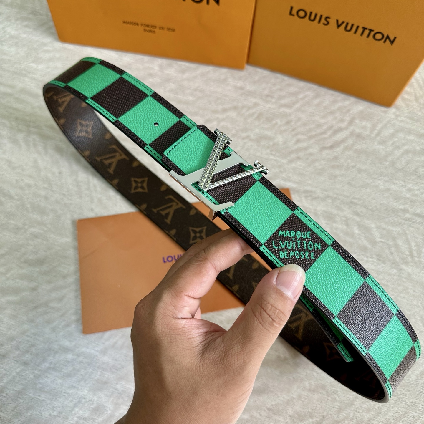 
LV 宽4.0cm 双面腰带将两式经典融于一处。Monogram 印花瞩目放大，与焕新 Monogra