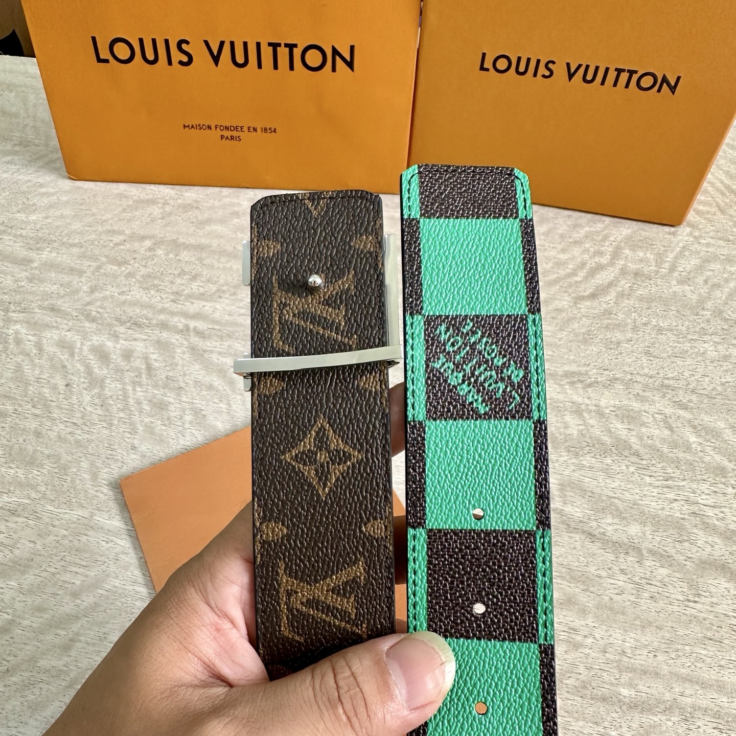 
LV 宽4.0cm 双面腰带将两式经典融于一处。Monogram 印花瞩目放大，与焕新 Monogra