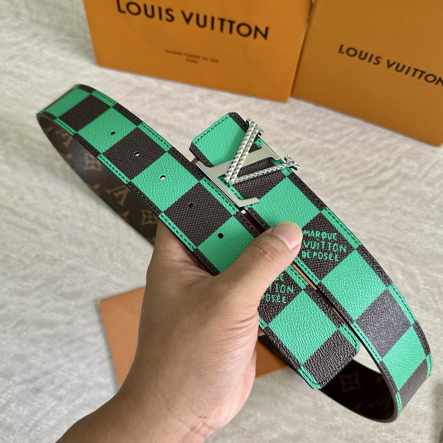 
LV 宽4.0cm 双面腰带将两式经典融于一处。Monogram 印花瞩目放大，与焕新 Monogra