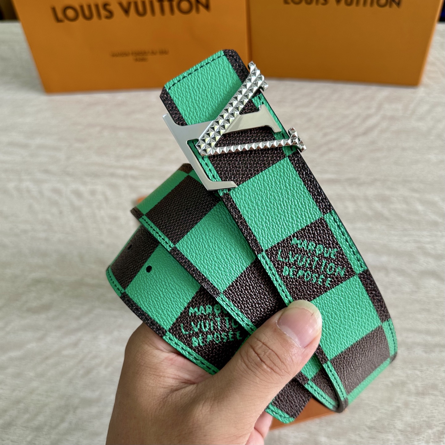 
LV 宽4.0cm 双面腰带将两式经典融于一处。Monogram 印花瞩目放大，与焕新 Monogra