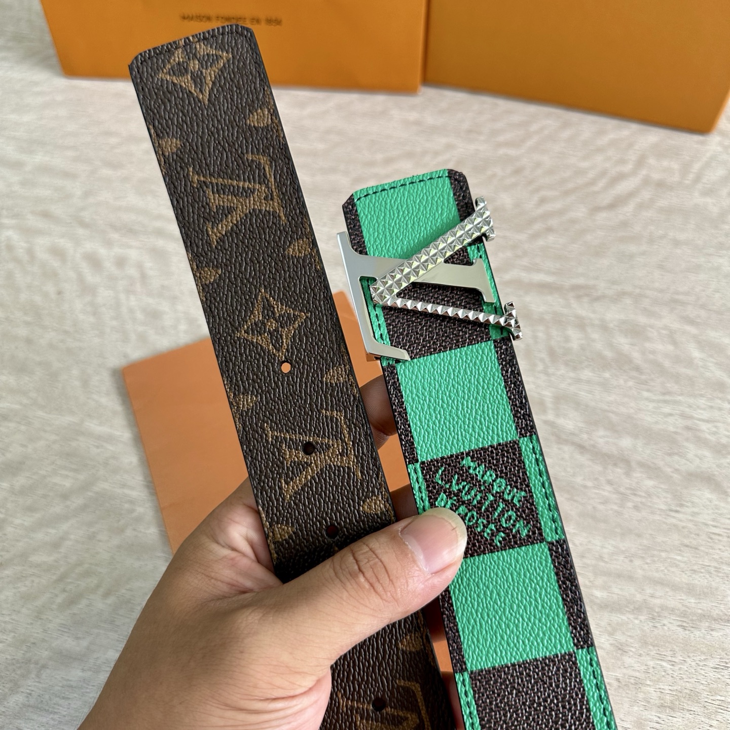 
LV 宽4.0cm 双面腰带将两式经典融于一处。Monogram 印花瞩目放大，与焕新 Monogra