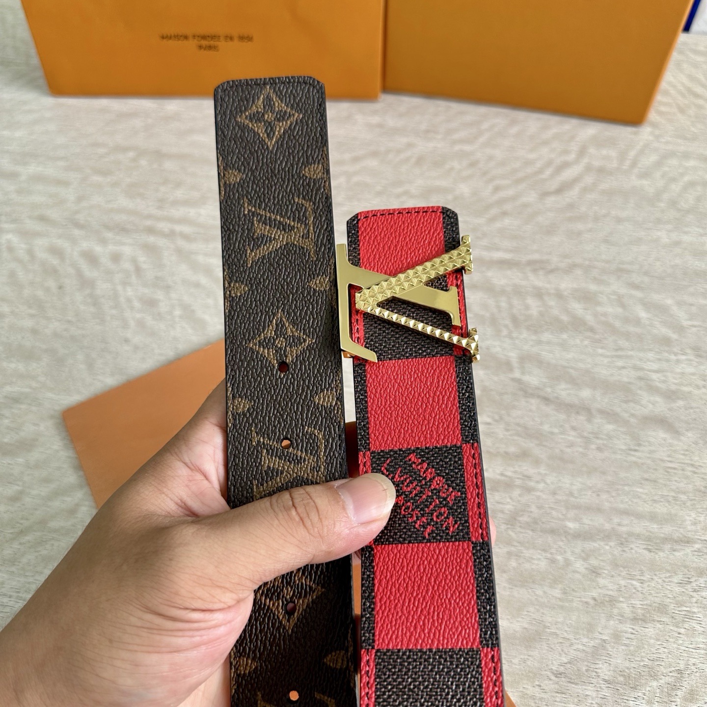 
LV 宽4.0cm 双面腰带将两式经典融于一处。Monogram 印花瞩目放大，与焕新 Monogra