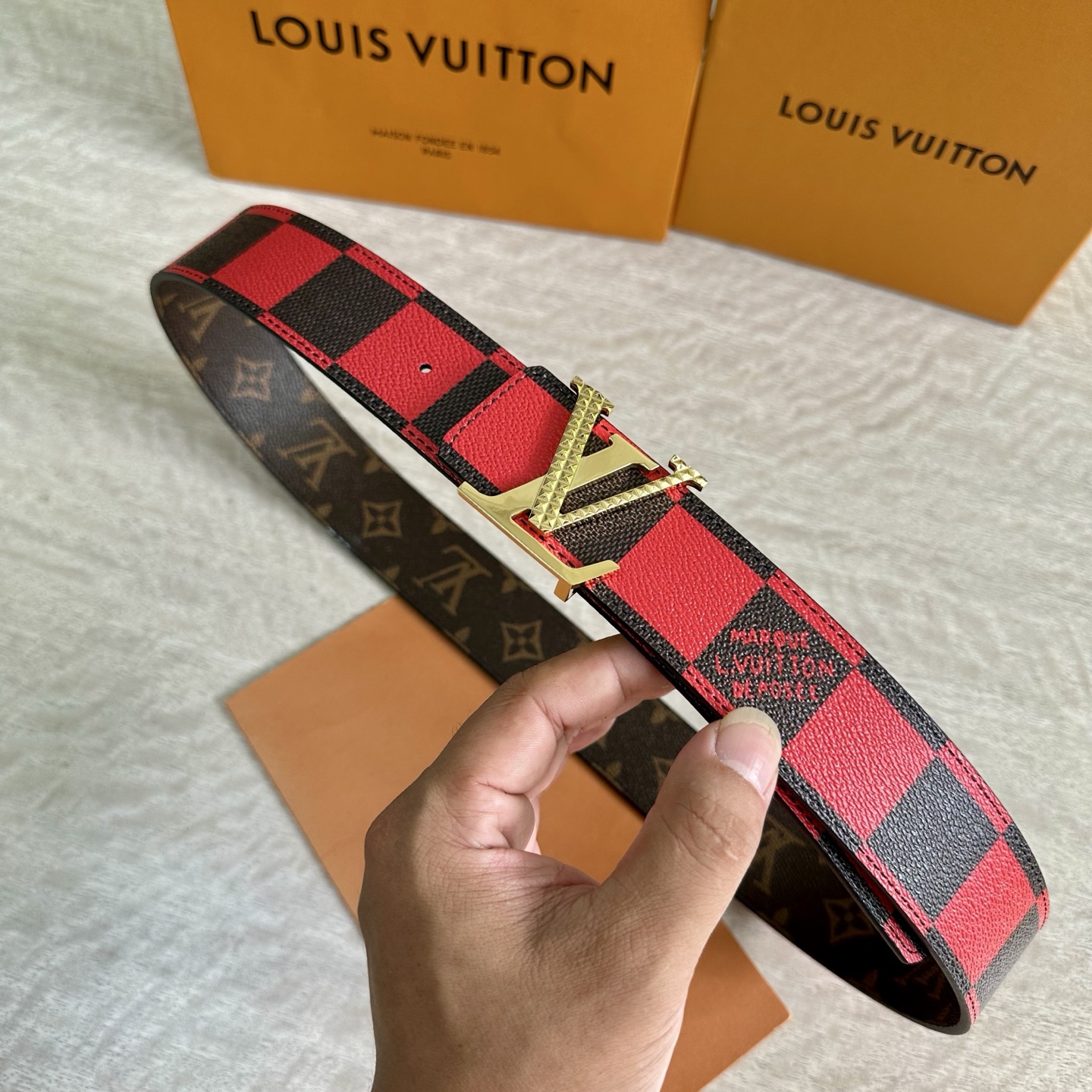 
LV 宽4.0cm 双面腰带将两式经典融于一处。Monogram 印花瞩目放大，与焕新 Monogra
