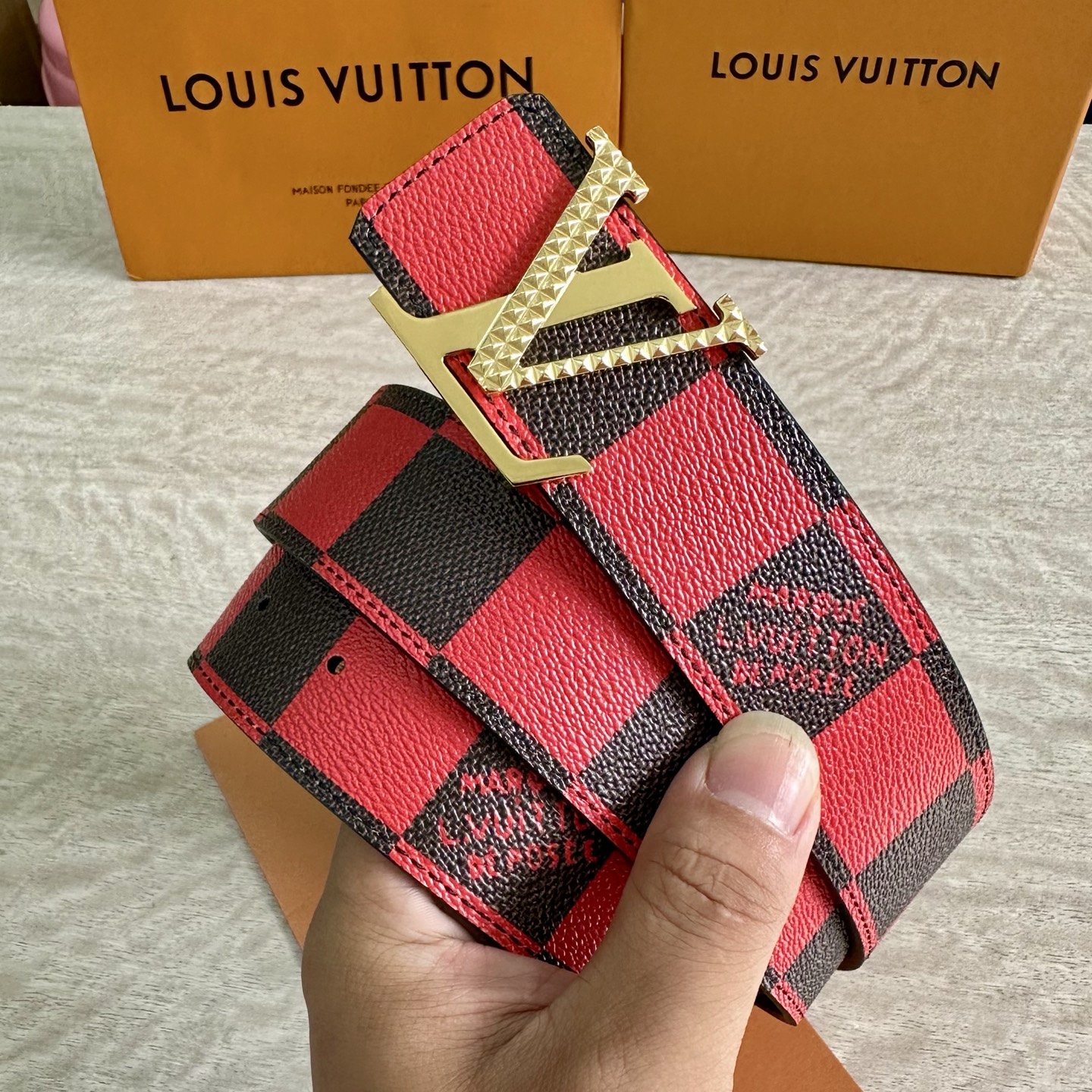 
LV 宽4.0cm 双面腰带将两式经典融于一处。Monogram 印花瞩目放大，与焕新 Monogra