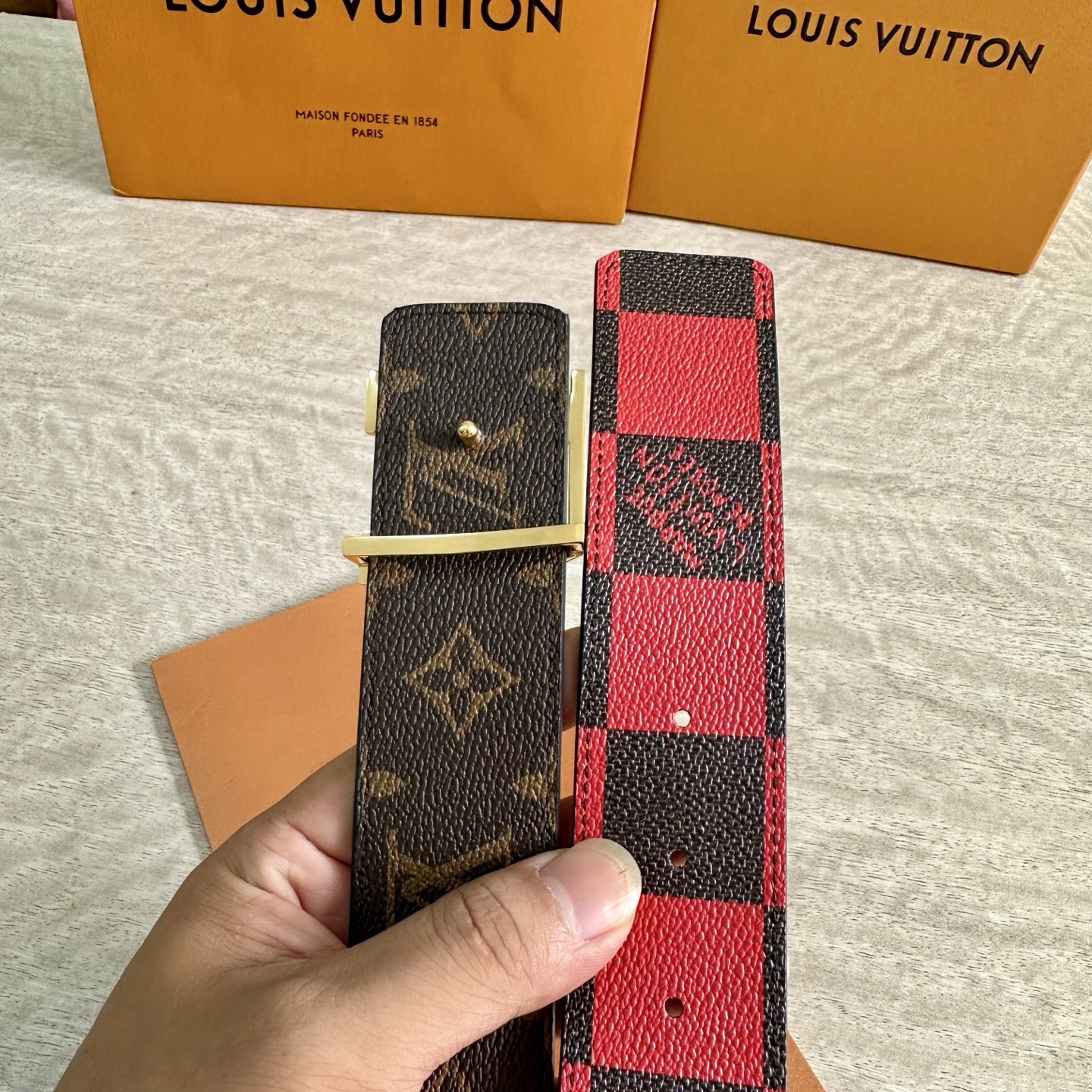 
LV 宽4.0cm 双面腰带将两式经典融于一处。Monogram 印花瞩目放大，与焕新 Monogra