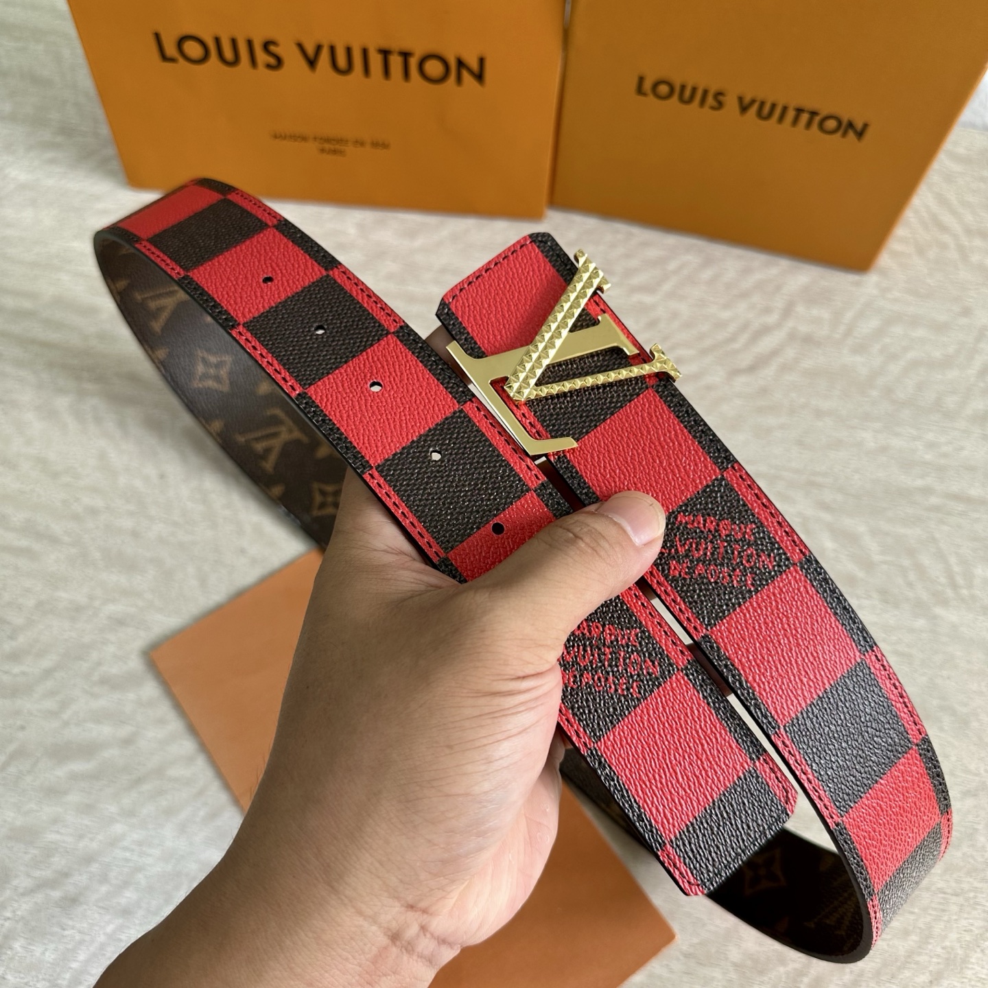
LV 宽4.0cm 双面腰带将两式经典融于一处。Monogram 印花瞩目放大，与焕新 Monogra