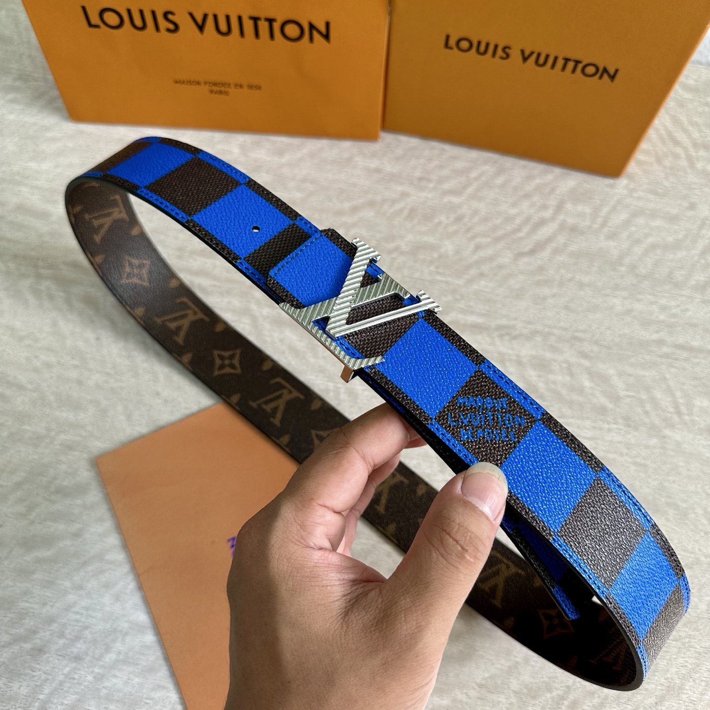
LV 宽4.0cm 双面腰带将两式经典融于一处。Monogram 印花瞩目放大，与焕新 Monogra