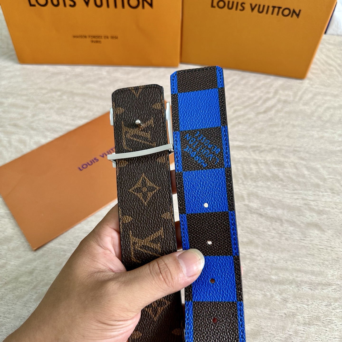 
LV 宽4.0cm 双面腰带将两式经典融于一处。Monogram 印花瞩目放大，与焕新 Monogra