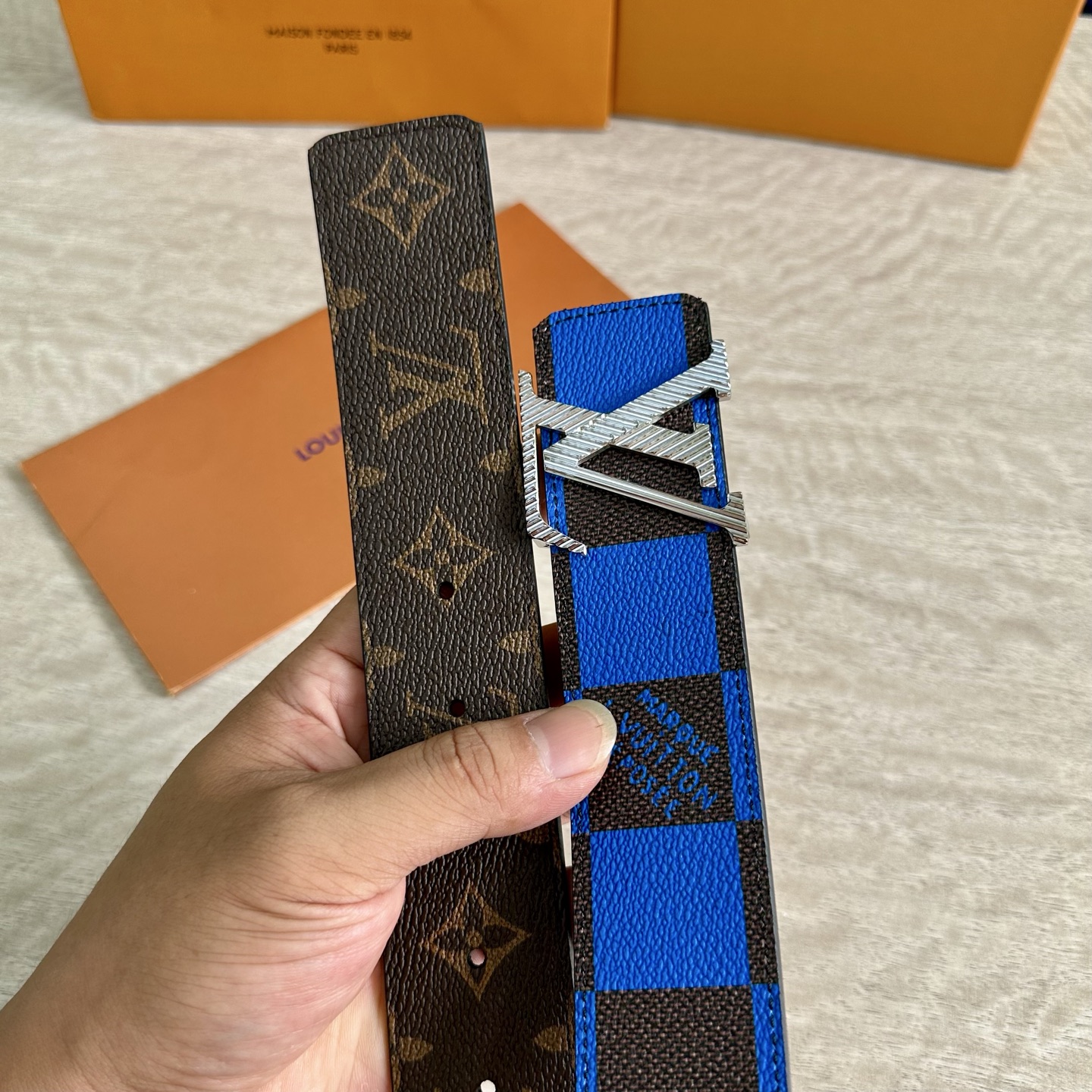 
LV 宽4.0cm 双面腰带将两式经典融于一处。Monogram 印花瞩目放大，与焕新 Monogra