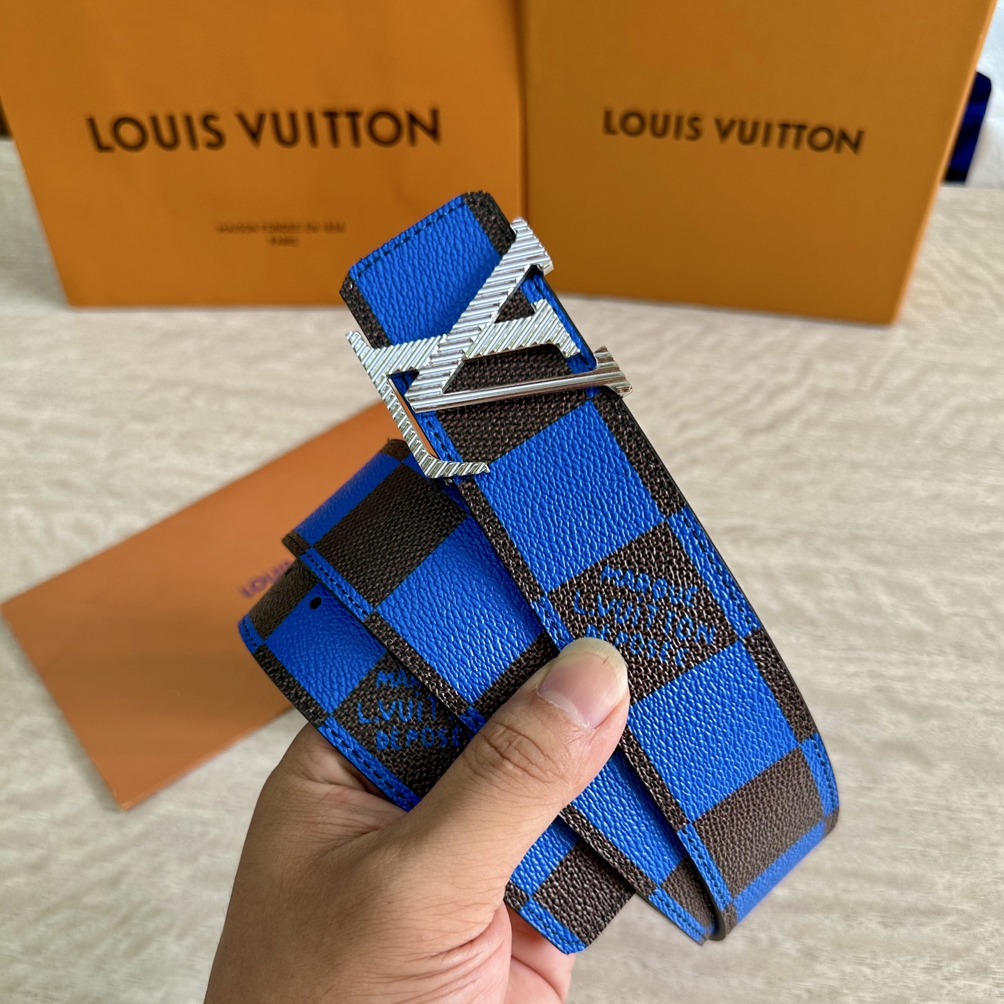 
LV 宽4.0cm 双面腰带将两式经典融于一处。Monogram 印花瞩目放大，与焕新 Monogra