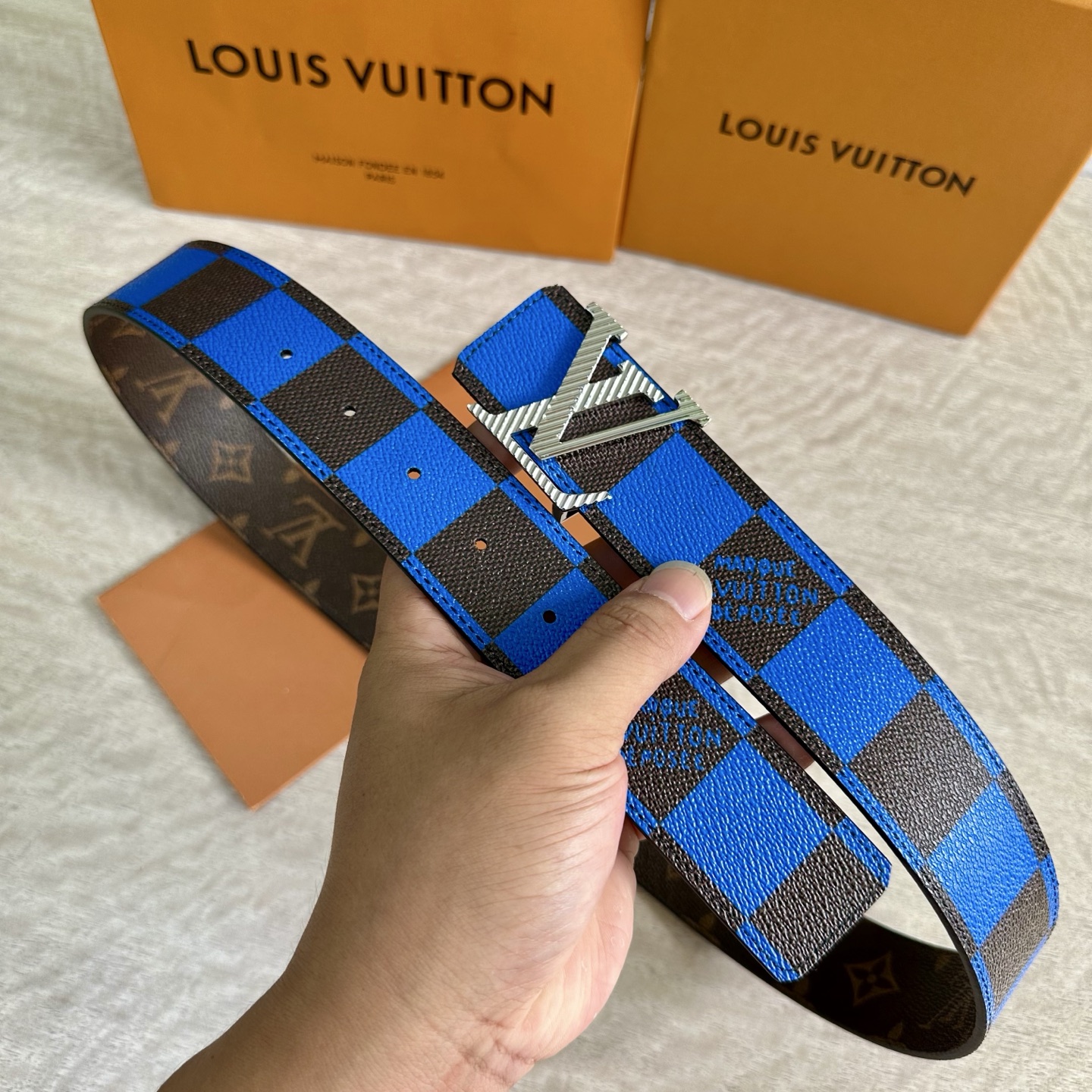 
LV 宽4.0cm 双面腰带将两式经典融于一处。Monogram 印花瞩目放大，与焕新 Monogra