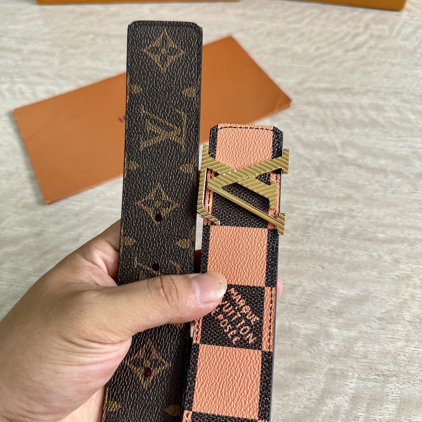 
LV 宽4.0cm 双面腰带将两式经典融于一处。Monogram 印花瞩目放大，与焕新 Monogra