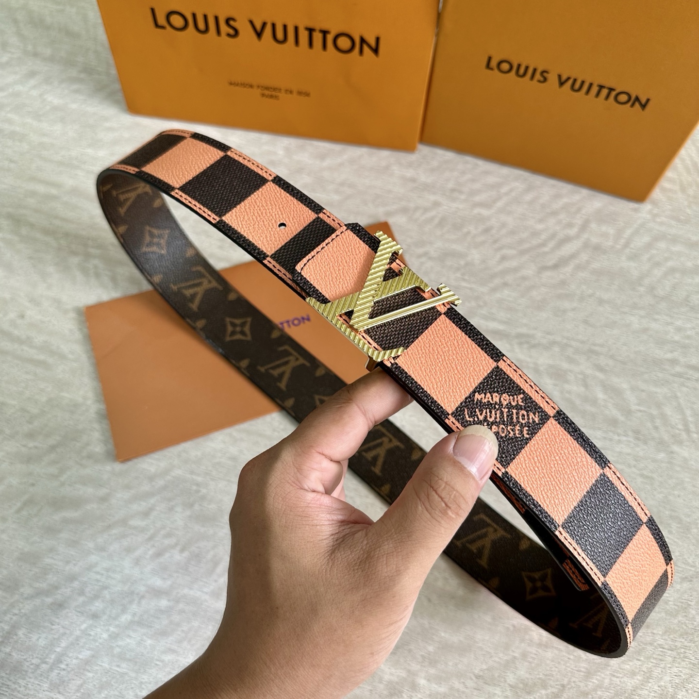 
LV 宽4.0cm 双面腰带将两式经典融于一处。Monogram 印花瞩目放大，与焕新 Monogra