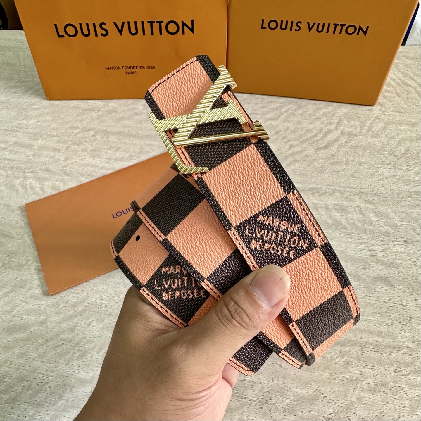 
LV 宽4.0cm 双面腰带将两式经典融于一处。Monogram 印花瞩目放大，与焕新 Monogra