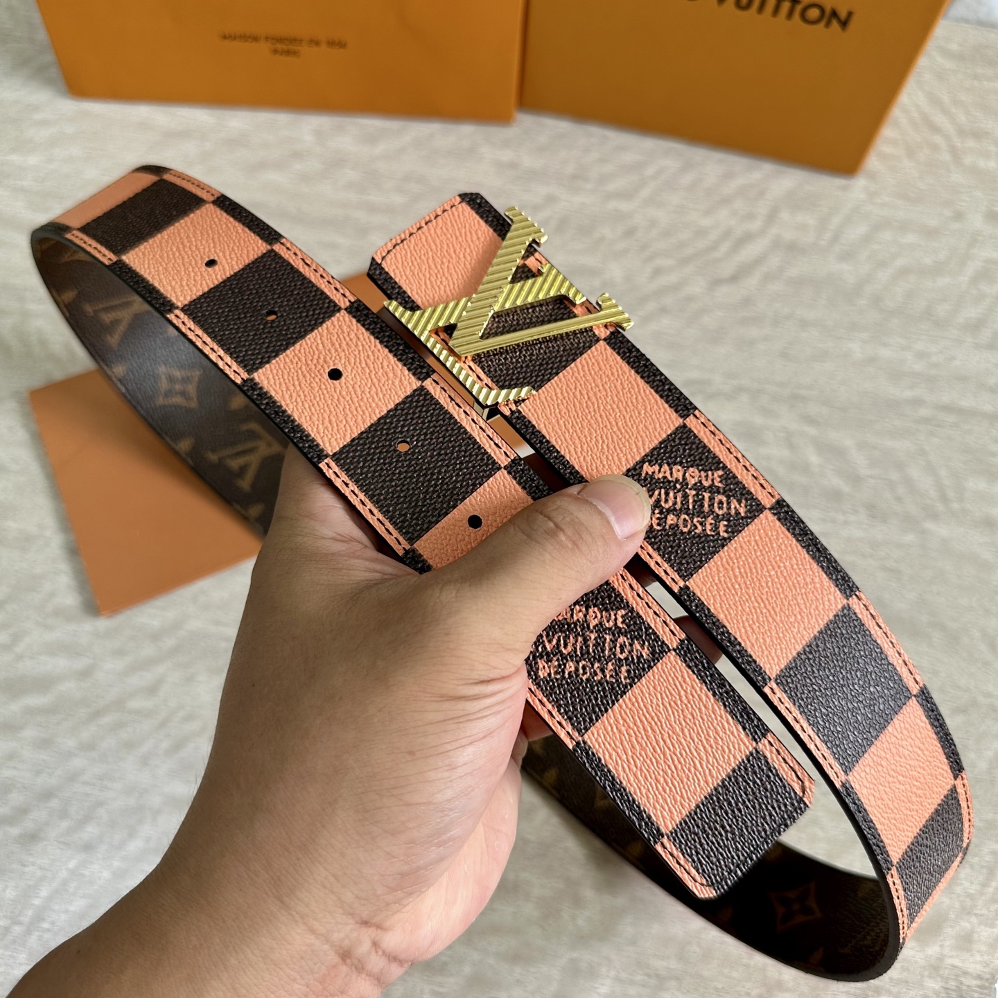 
LV 宽4.0cm 双面腰带将两式经典融于一处。Monogram 印花瞩目放大，与焕新 Monogra