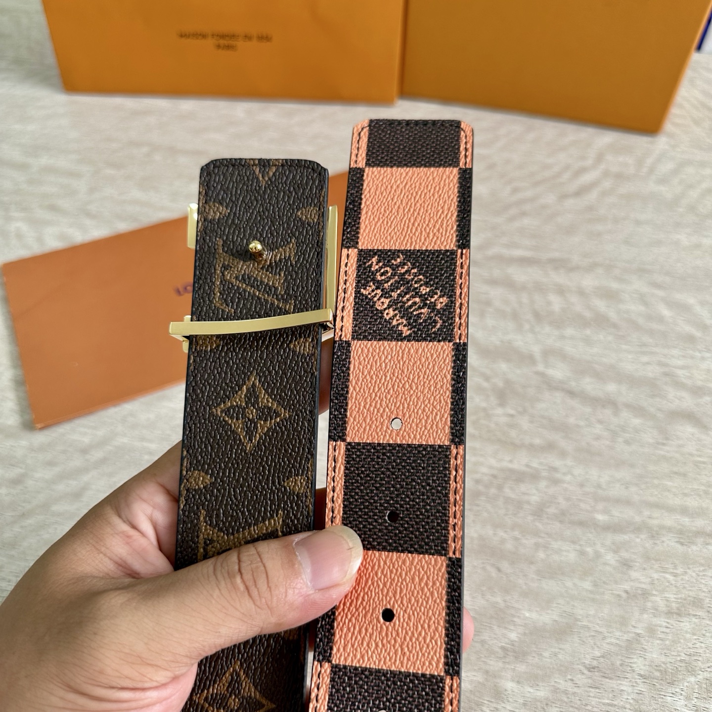 
LV 宽4.0cm 双面腰带将两式经典融于一处。Monogram 印花瞩目放大，与焕新 Monogra
