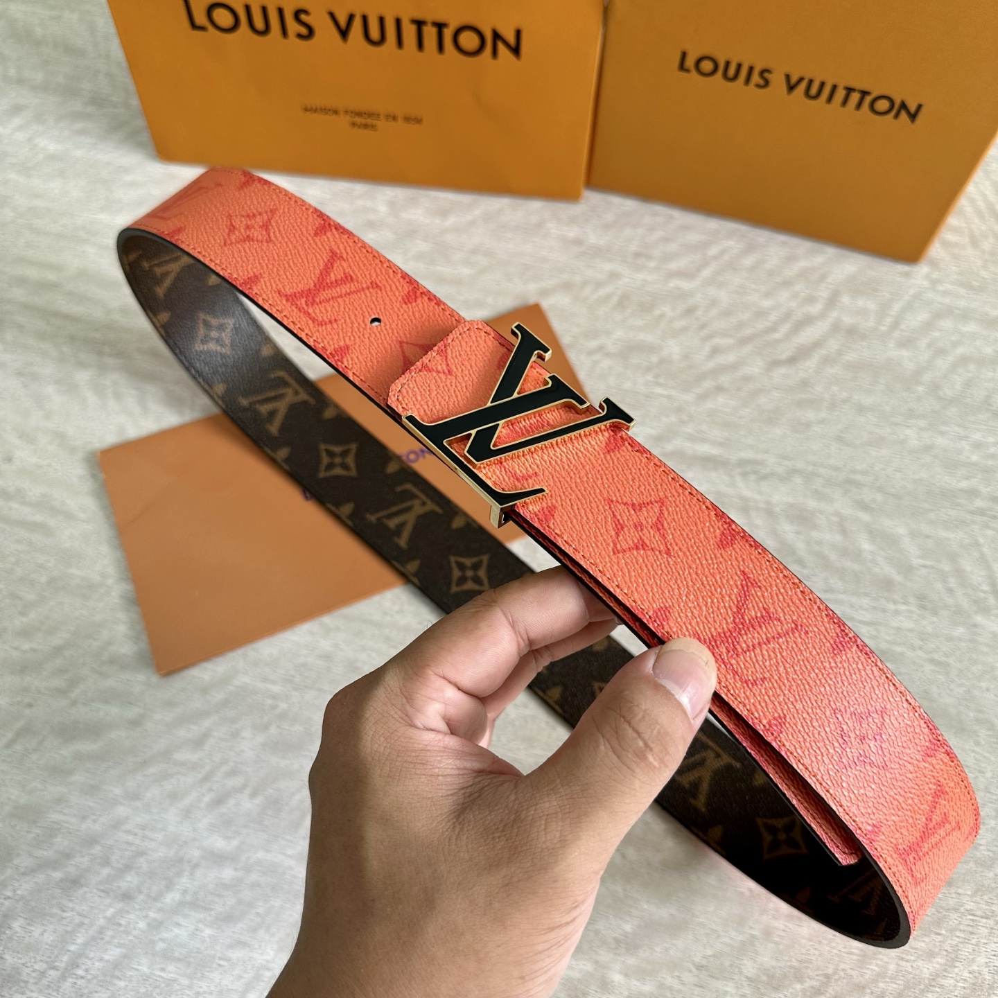 
LV 宽4.0cm 双面腰带将两式经典融于一处。Monogram 印花瞩目放大，与焕新 Monogra