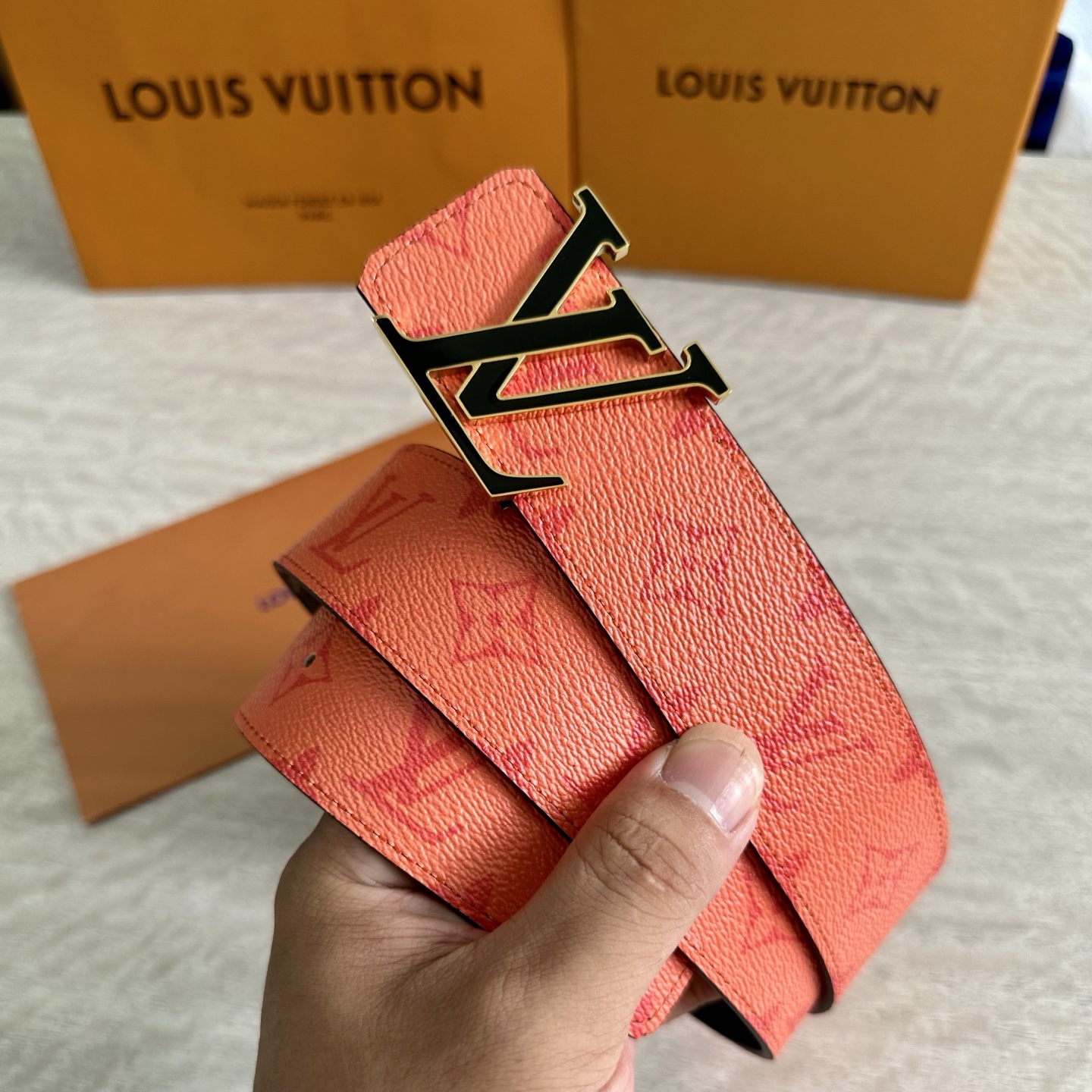 
LV 宽4.0cm 双面腰带将两式经典融于一处。Monogram 印花瞩目放大，与焕新 Monogra
