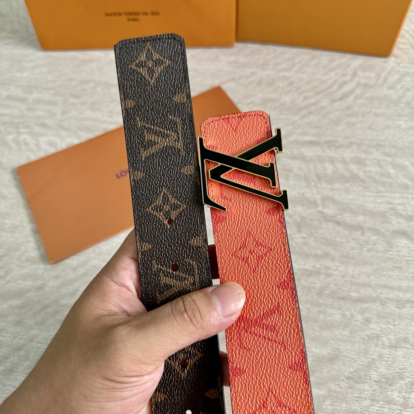 
LV 宽4.0cm 双面腰带将两式经典融于一处。Monogram 印花瞩目放大，与焕新 Monogra