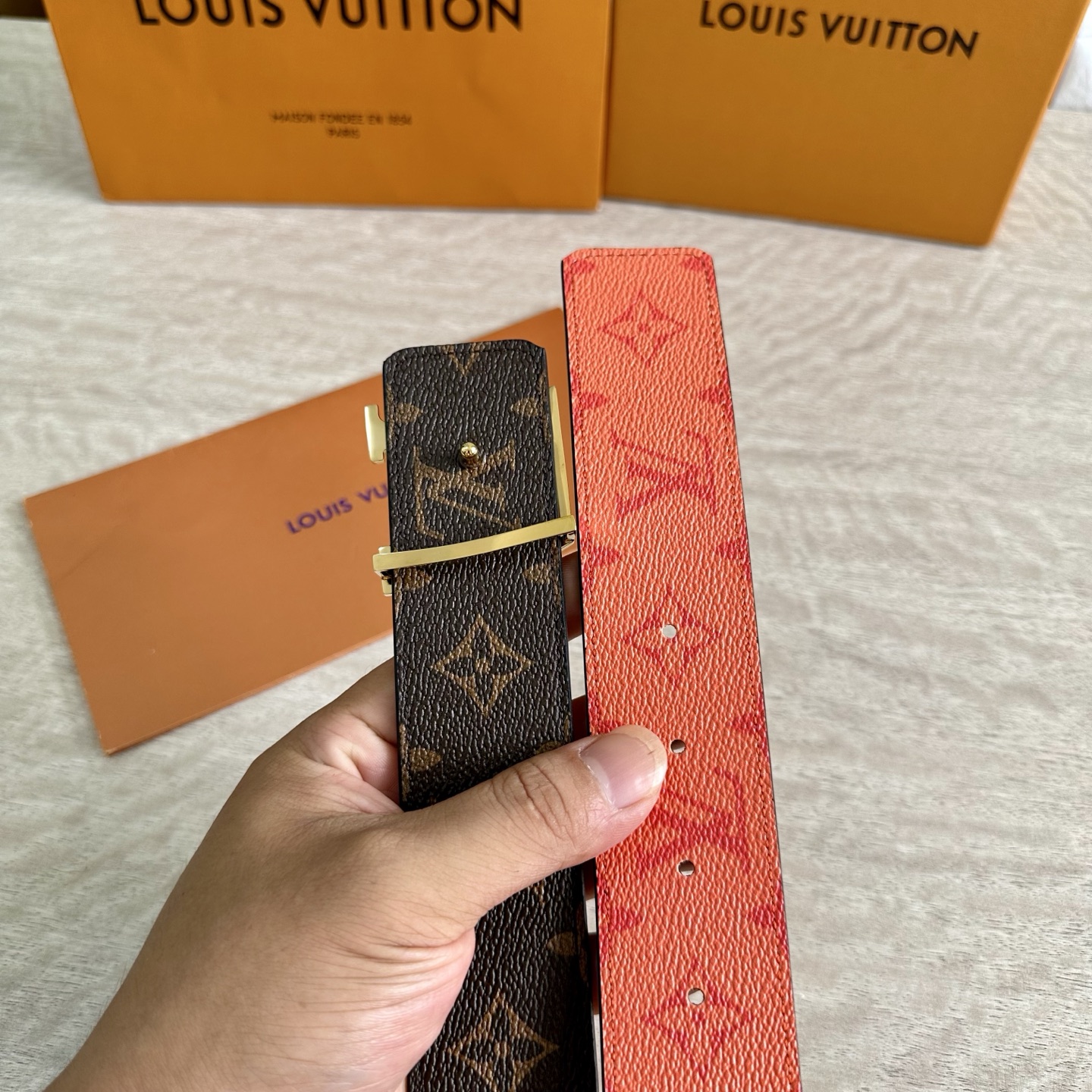 
LV 宽4.0cm 双面腰带将两式经典融于一处。Monogram 印花瞩目放大，与焕新 Monogra