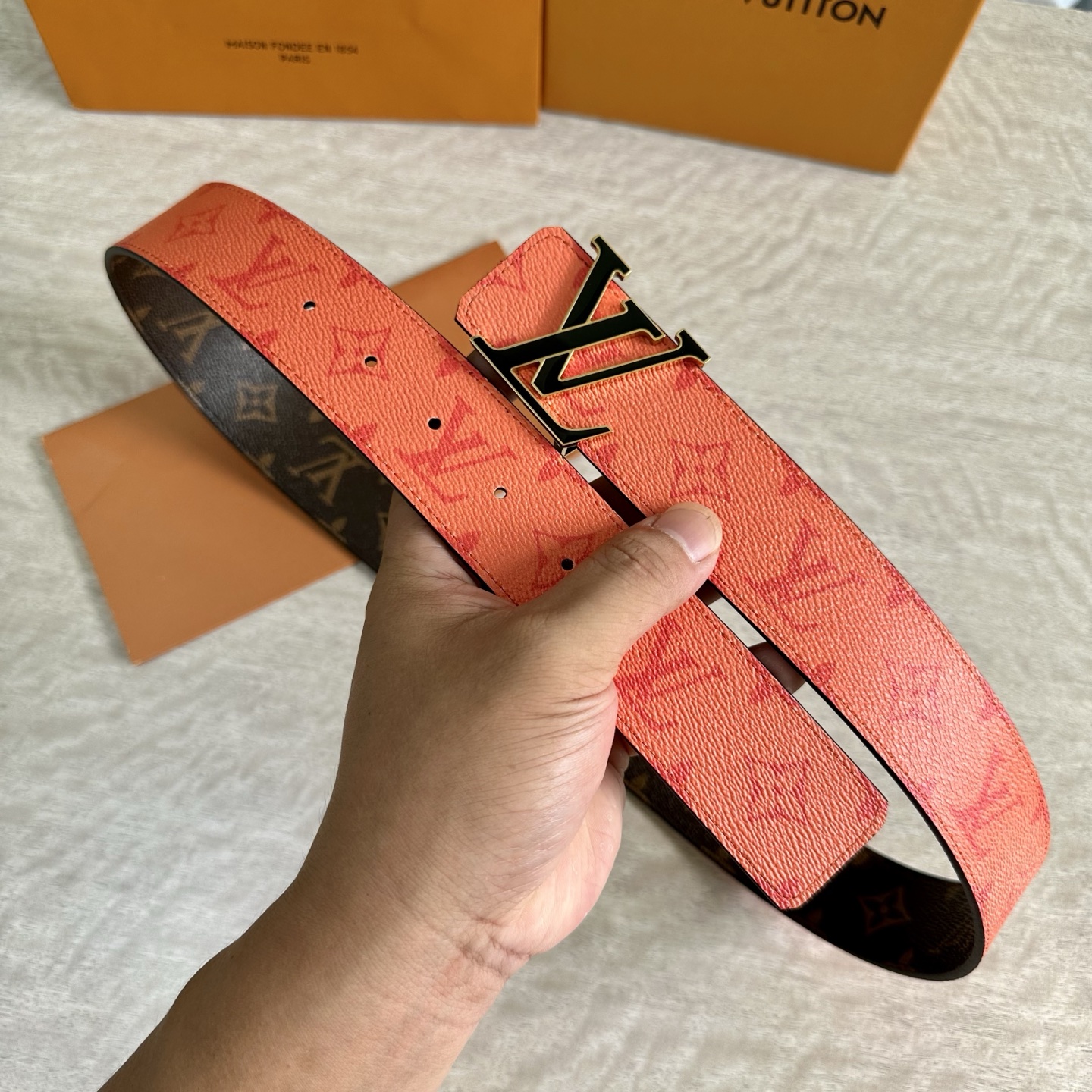 
LV 宽4.0cm 双面腰带将两式经典融于一处。Monogram 印花瞩目放大，与焕新 Monogra