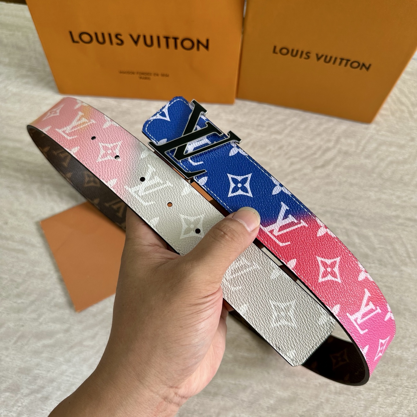 
LV 宽4.0cm 双面腰带将两式经典融于一处。Monogram 印花瞩目放大，与焕新 Monogra