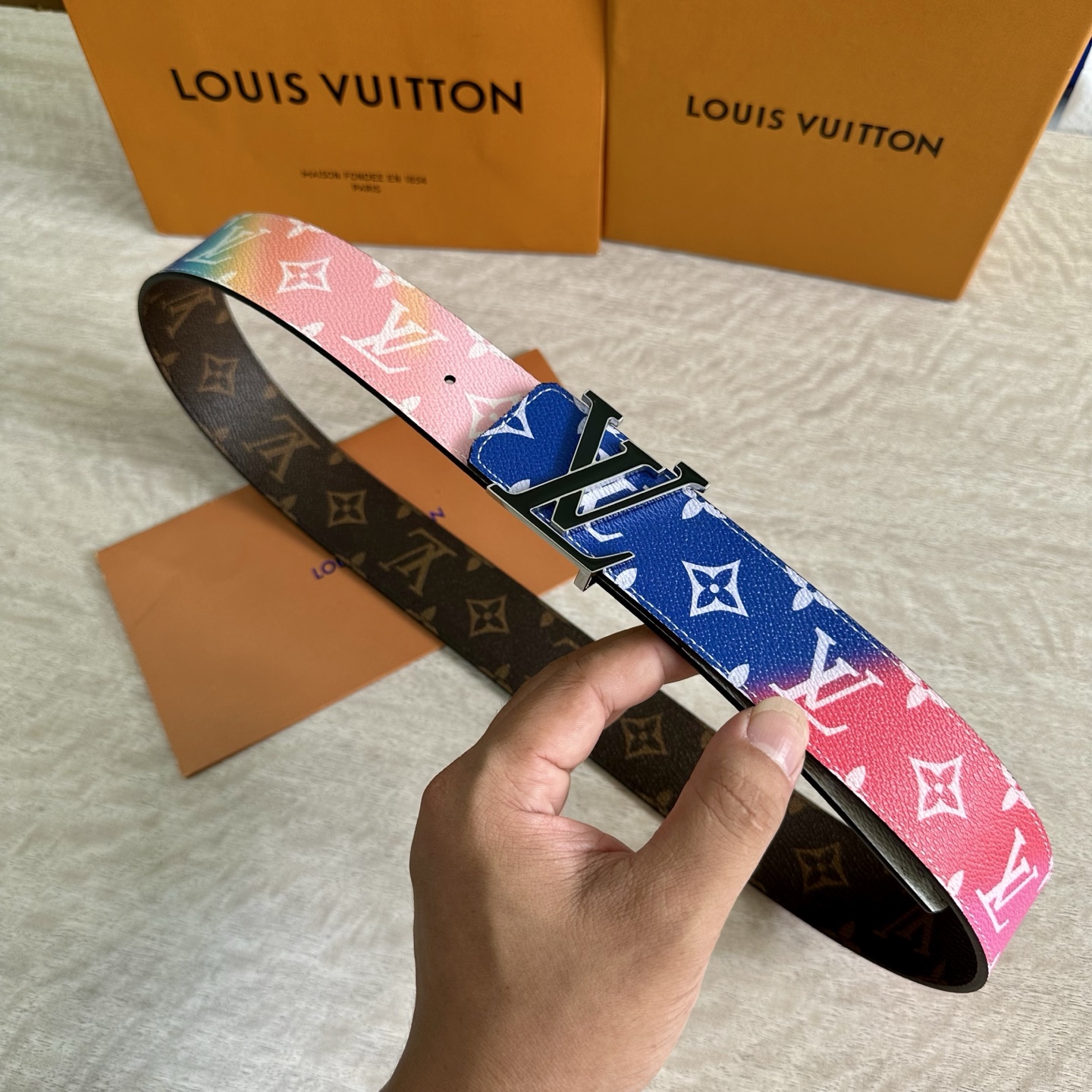 
LV 宽4.0cm 双面腰带将两式经典融于一处。Monogram 印花瞩目放大，与焕新 Monogra