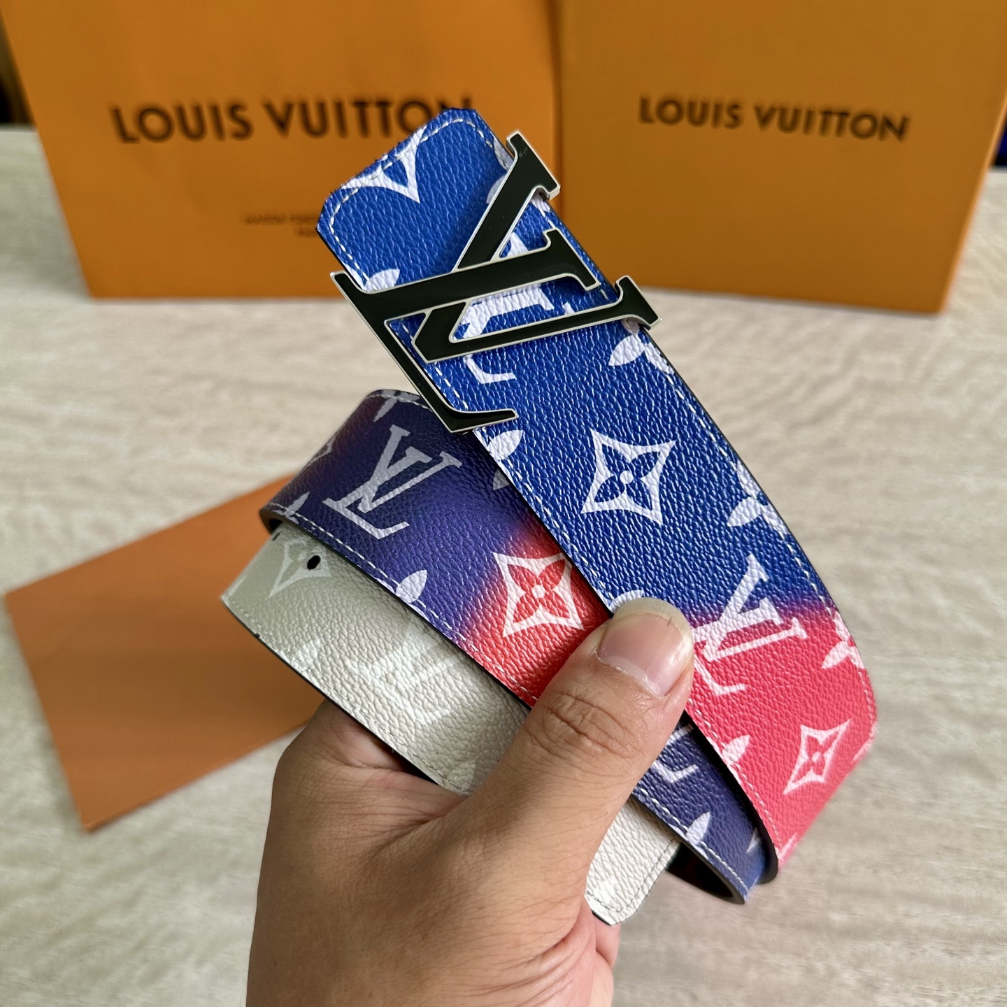 
LV 宽4.0cm 双面腰带将两式经典融于一处。Monogram 印花瞩目放大，与焕新 Monogra